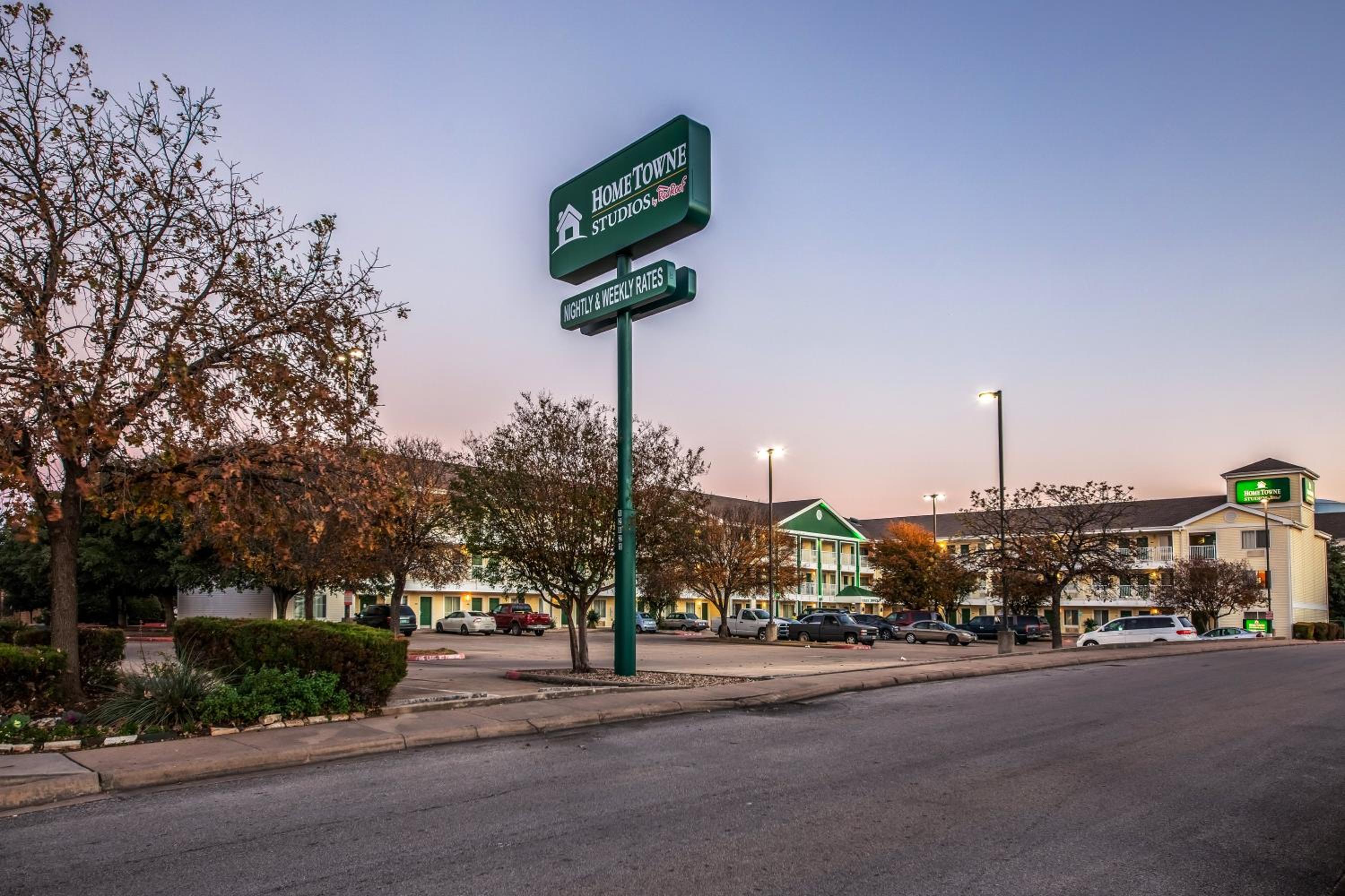 HomeTowne Studios by Red Roof Austin