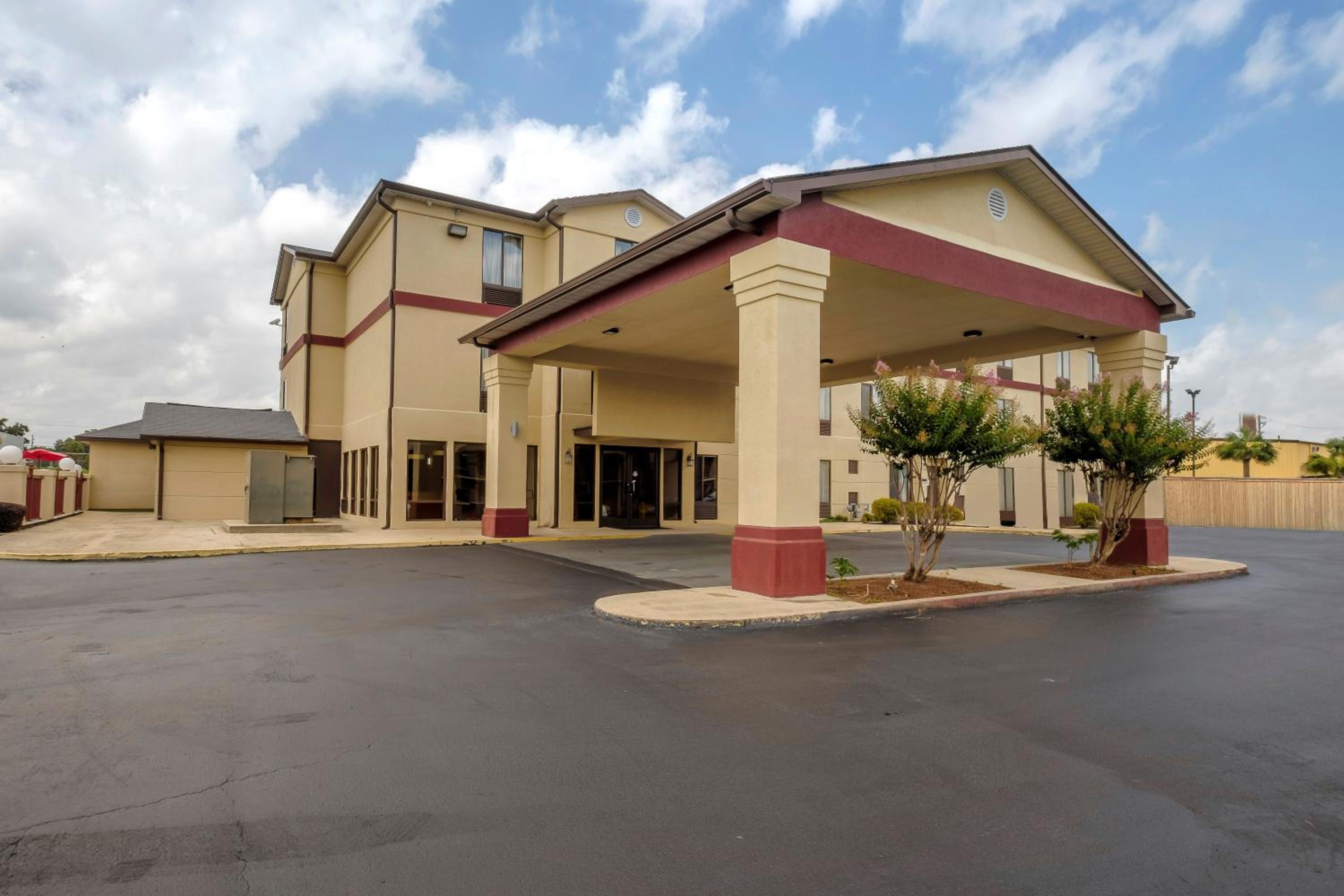 Hotel Red Roof Inn & Suites Mobile SW - I-10 - Image 1