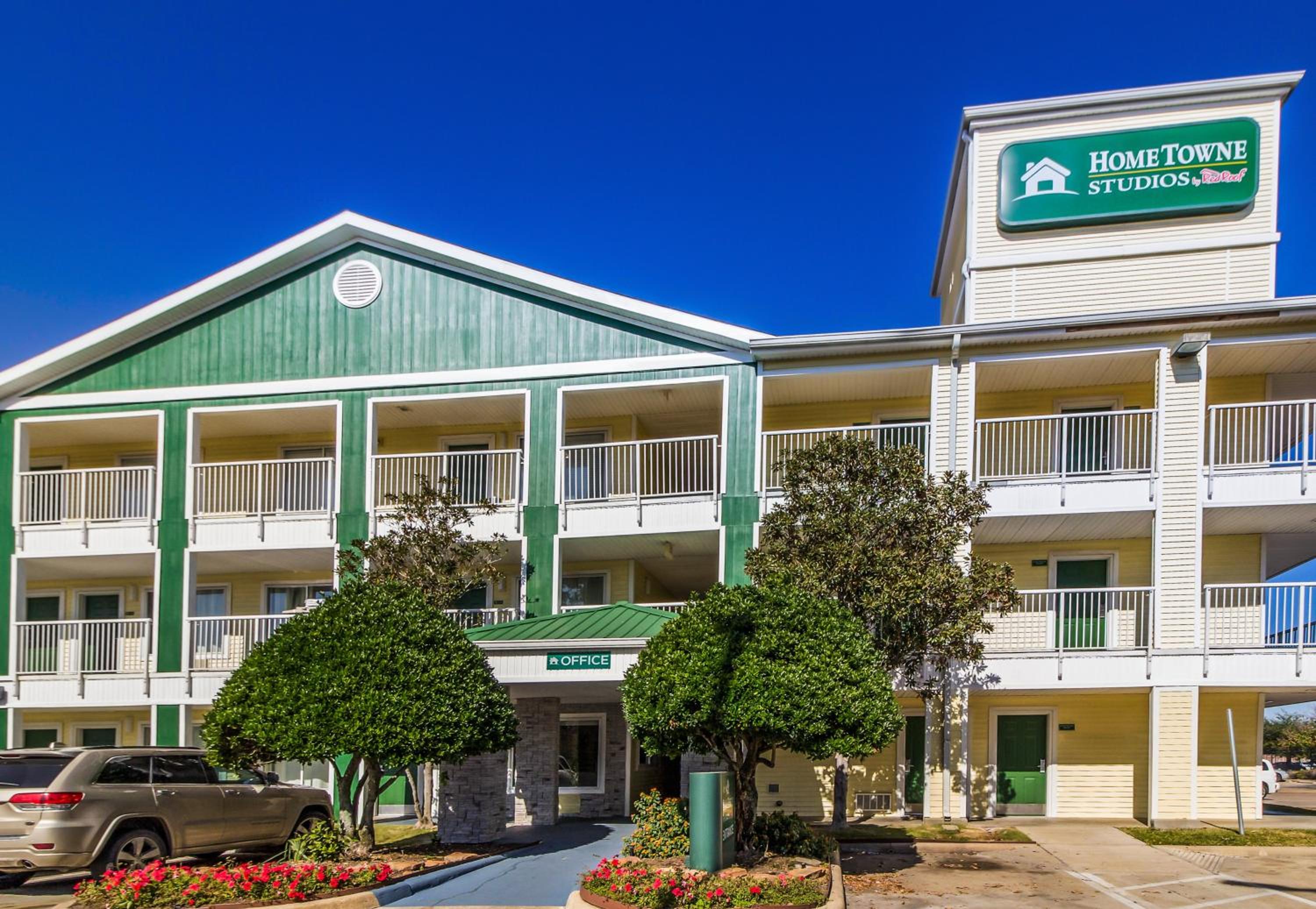 HomeTowne Studios by Red Roof Houston - West Oaks - Energy Corridor - Image 2