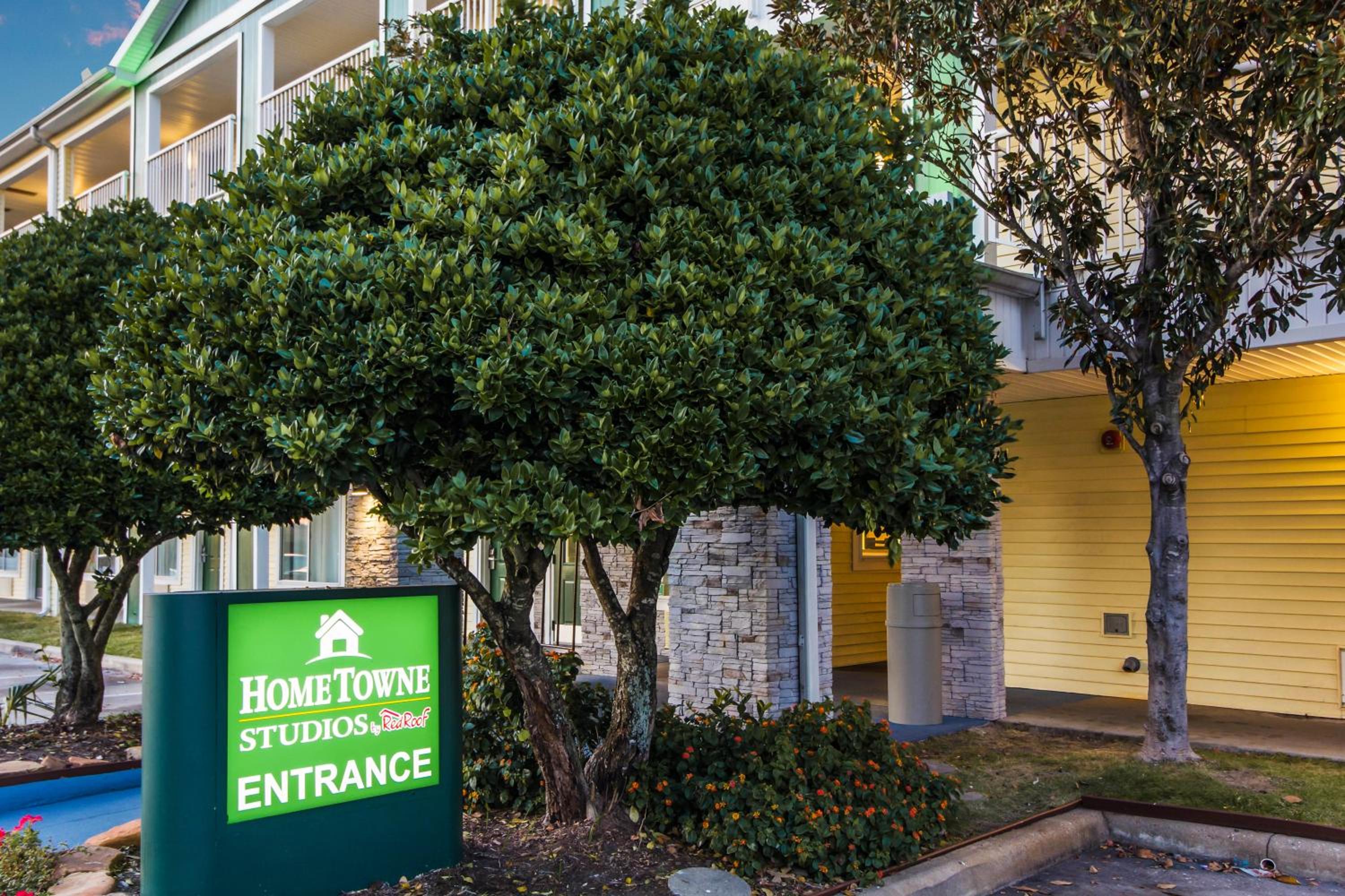 HomeTowne Studios by Red Roof Houston - West Oaks - Energy Corridor - Image 5