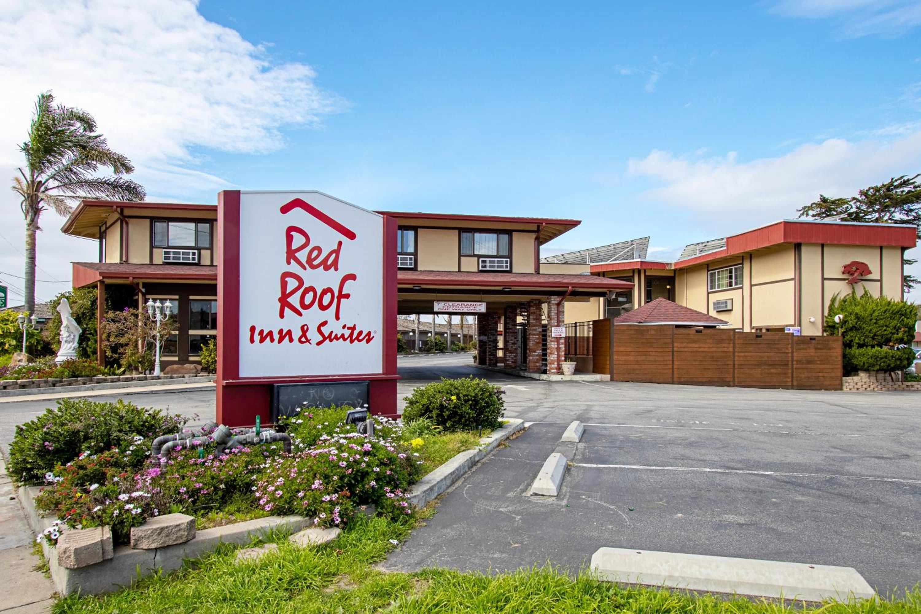 Hotel Red Roof Inn & Suites Monterey - Image 1