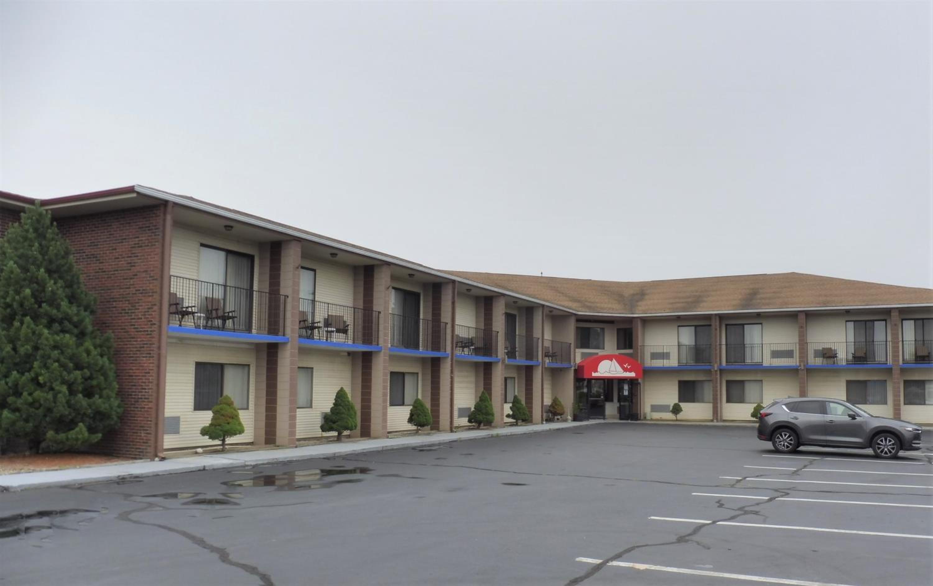 Hotel Red Roof Inn & Suites Newport - Middletown, RI - Image 1