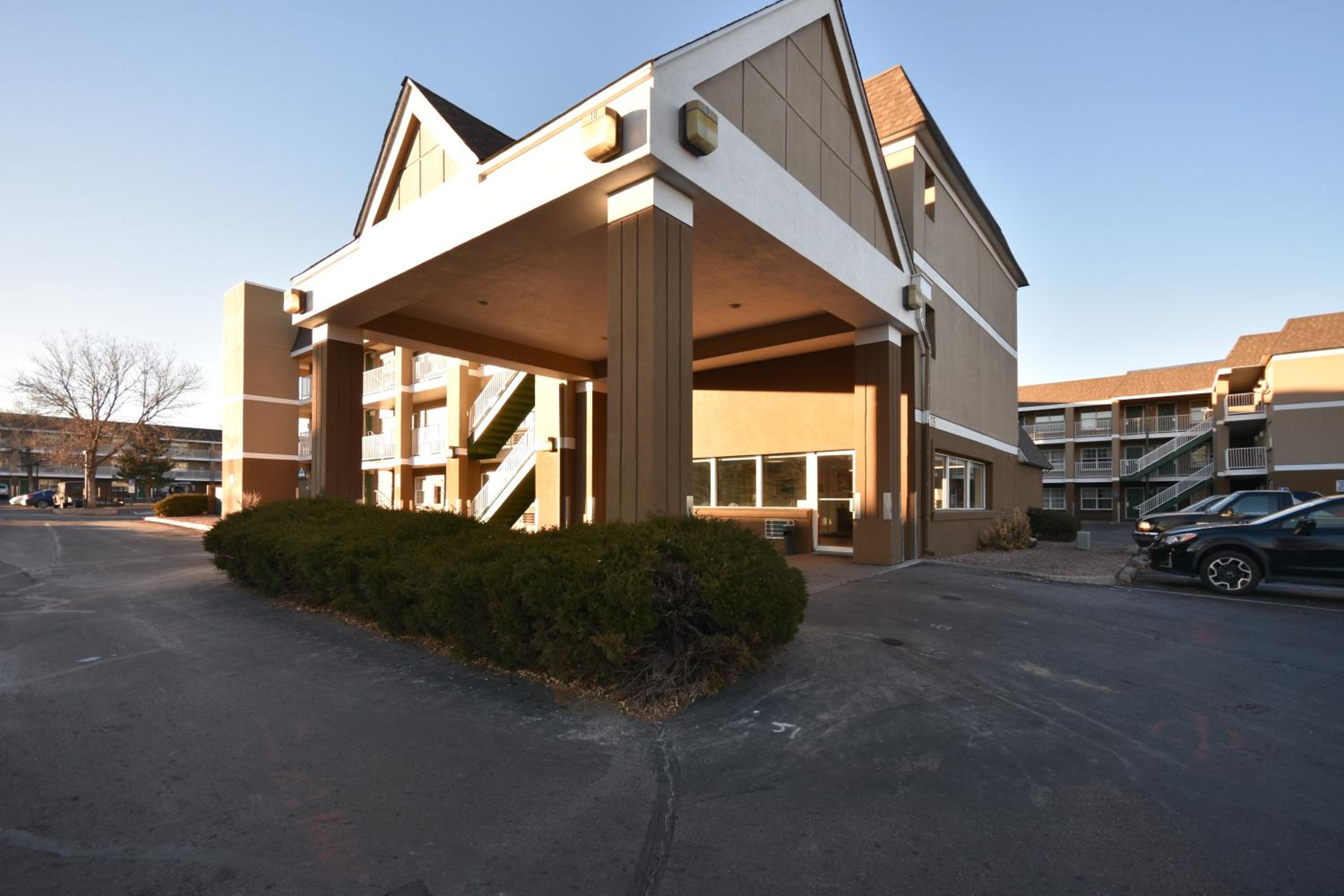 HomeTowne Studios by Red Roof Denver - Lakewood West view 2