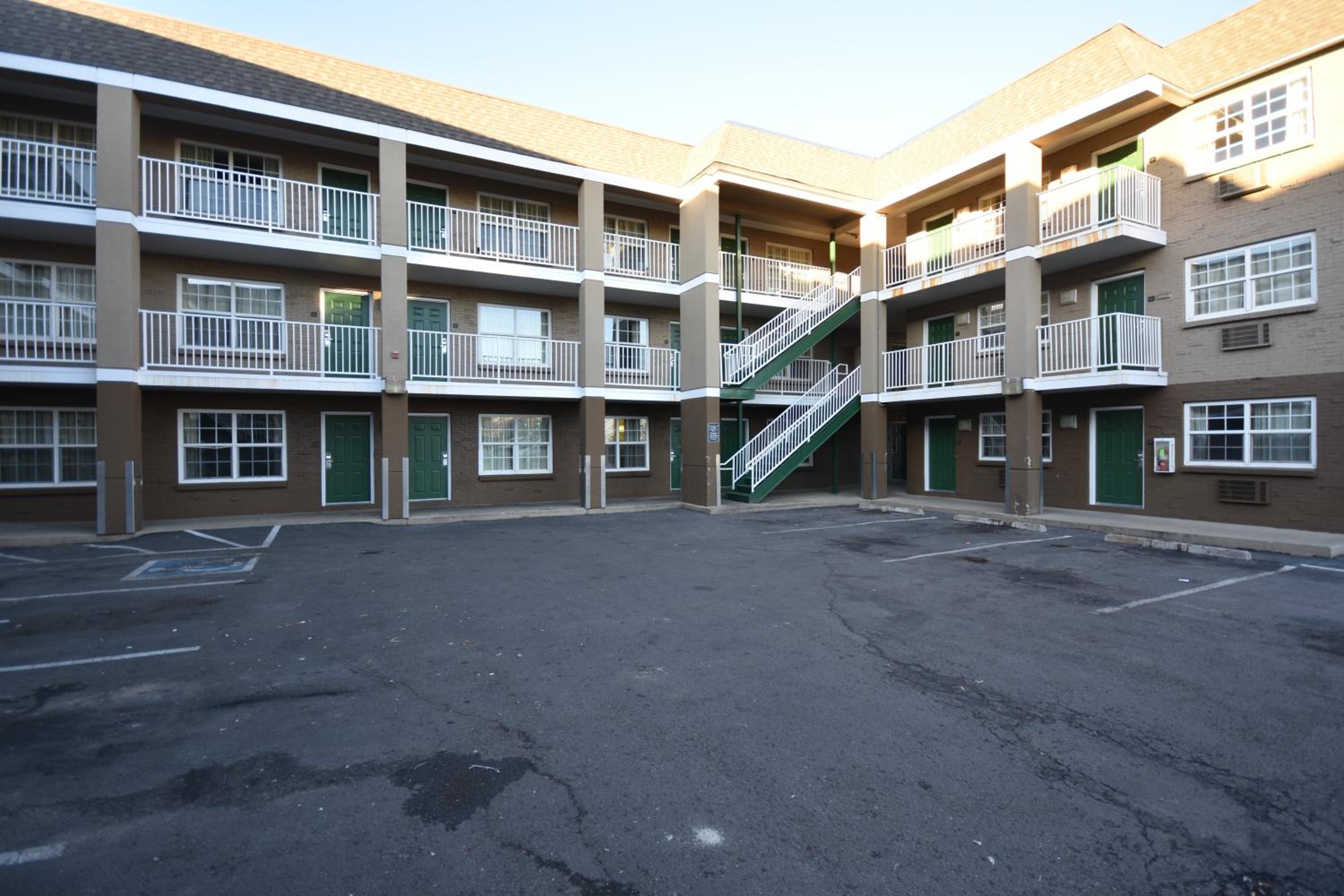 HomeTowne Studios by Red Roof Denver - Lakewood West view 5