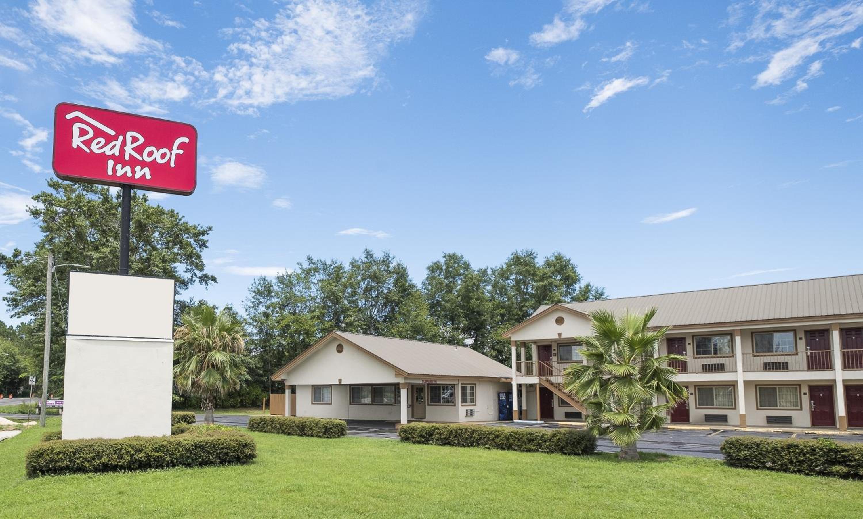 Marianna Vacations - Red Roof Inn Chipley - Property Image 1
