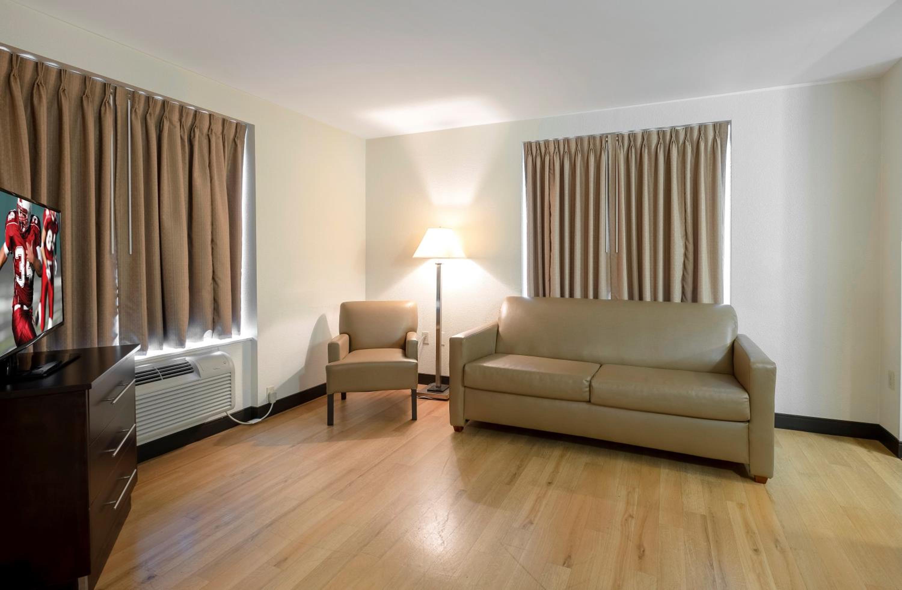 Las Vegas Vacations - Red Roof PLUS Henderson - Property Image 9
