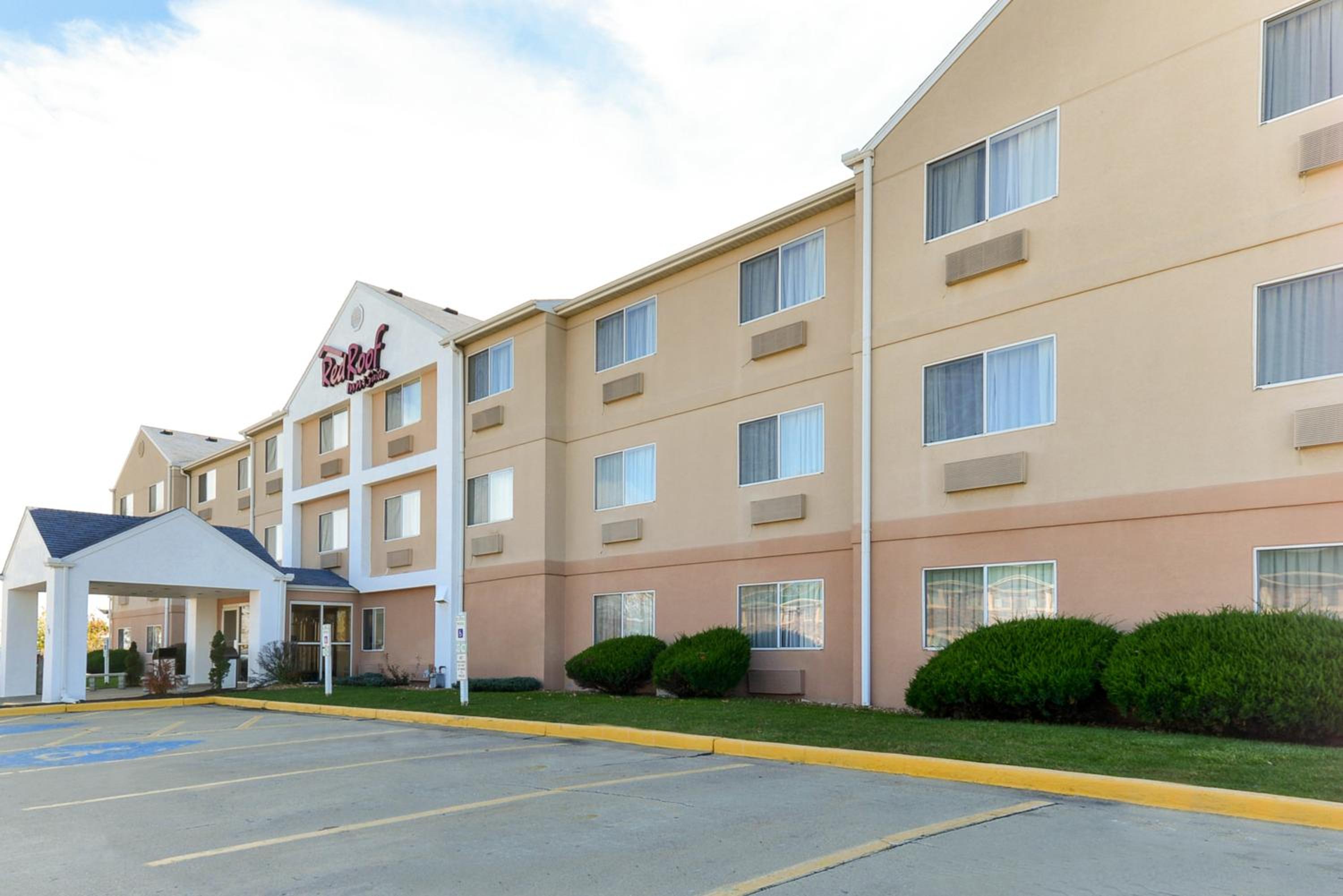 Danville Vacations - Red Roof Inn  Suites Danville, IL - Property Image 2