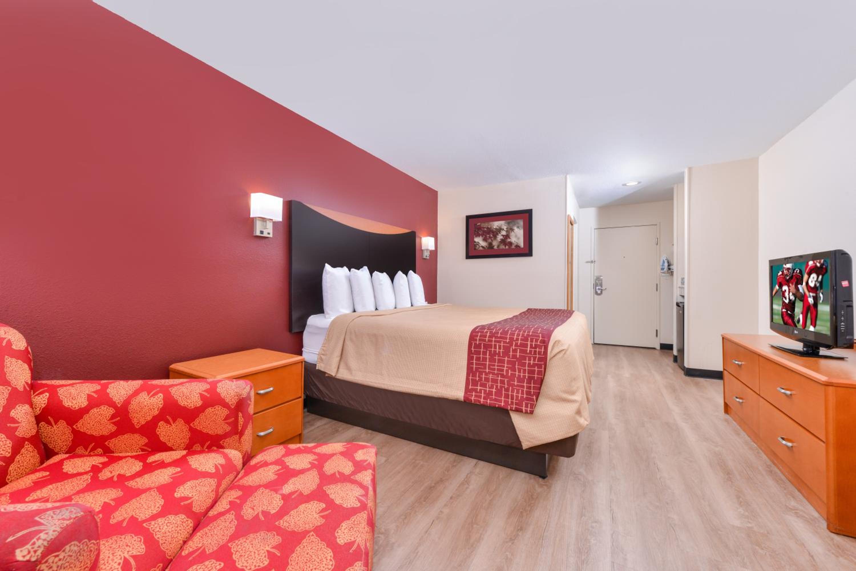 Danville Vacations - Red Roof Inn  Suites Danville, IL - Property Image 18