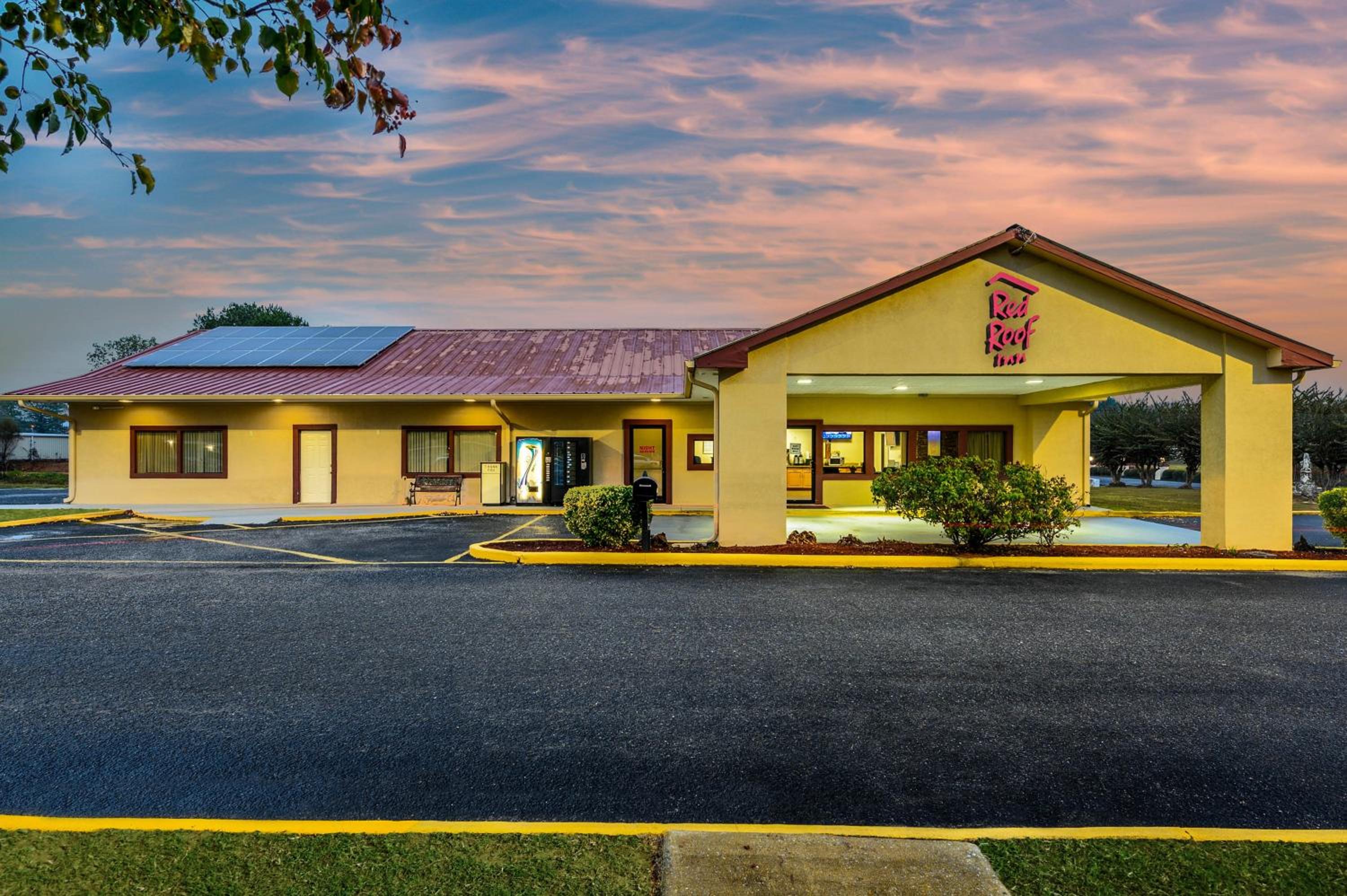 Red Roof Inn Sylacauga view 3