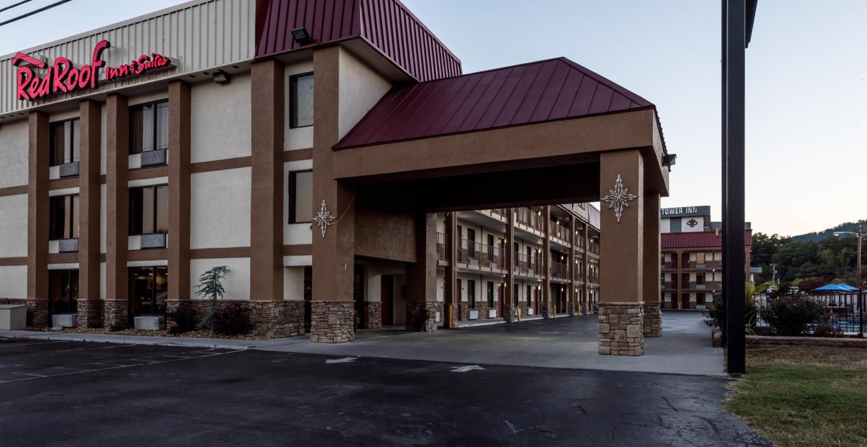 Hotel Red Roof Inn & Suites Pigeon Forge Parkway - Image 1