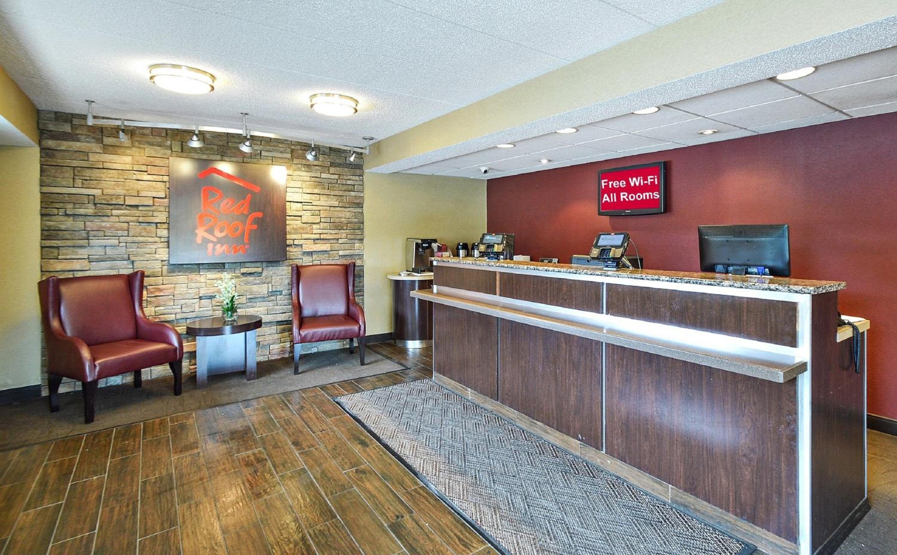 Red Roof Inn Louisville Expo Airport - Image 4