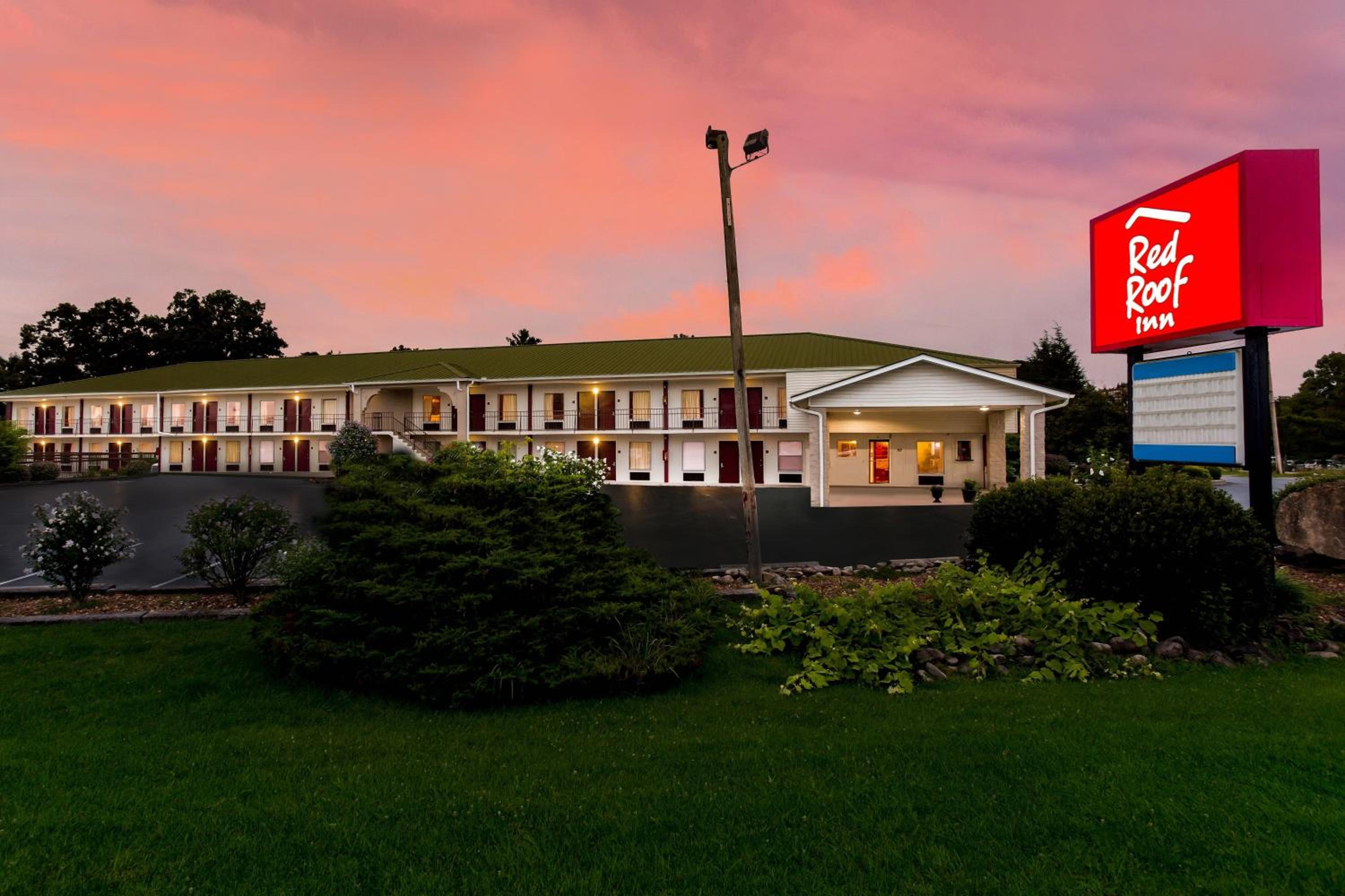 Red Roof Inn Monteagle - I-24 view 3