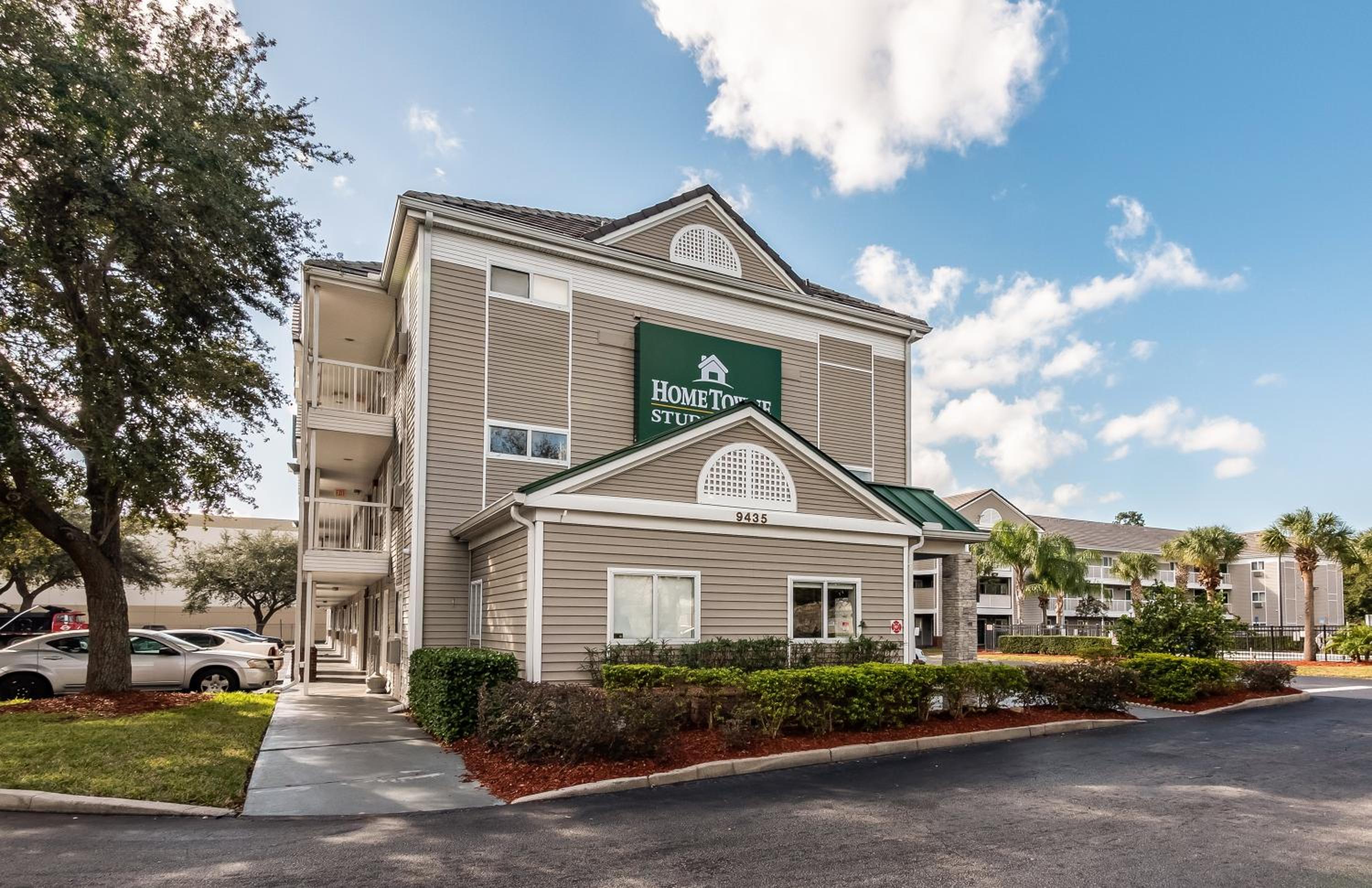 Hotel HomeTowne Studios by Red Roof Orlando South - Image 1