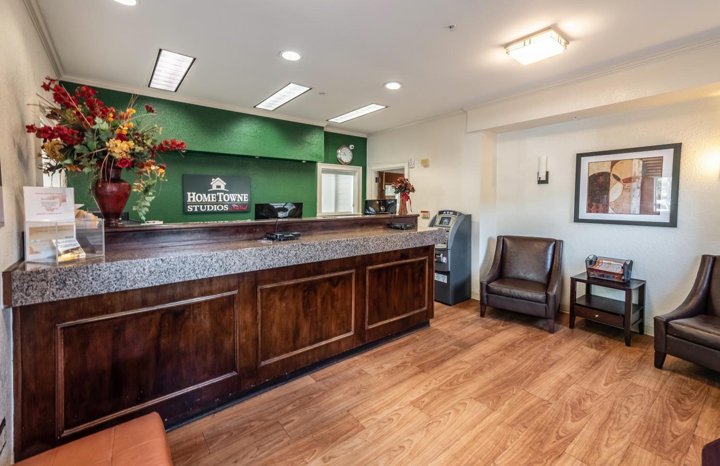 HomeTowne Studios by Red Roof Orlando South