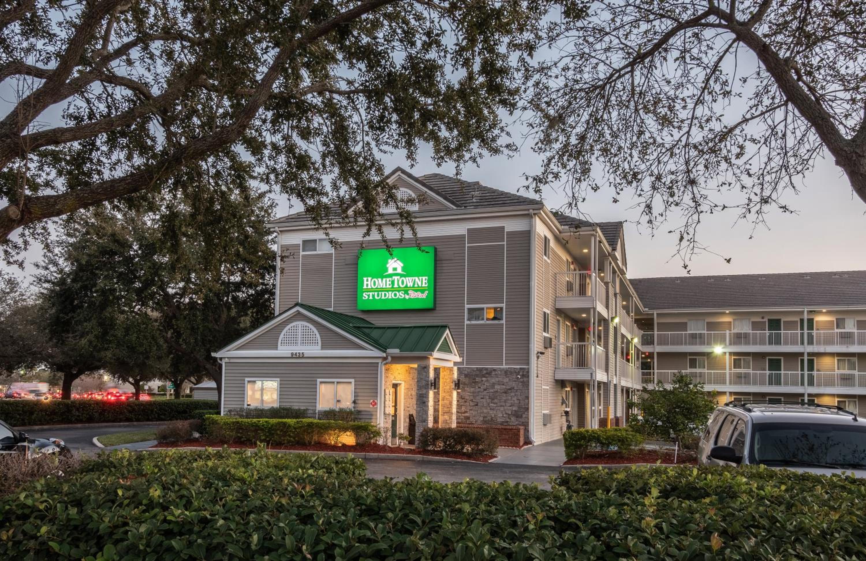 HomeTowne Studios by Red Roof Orlando South
