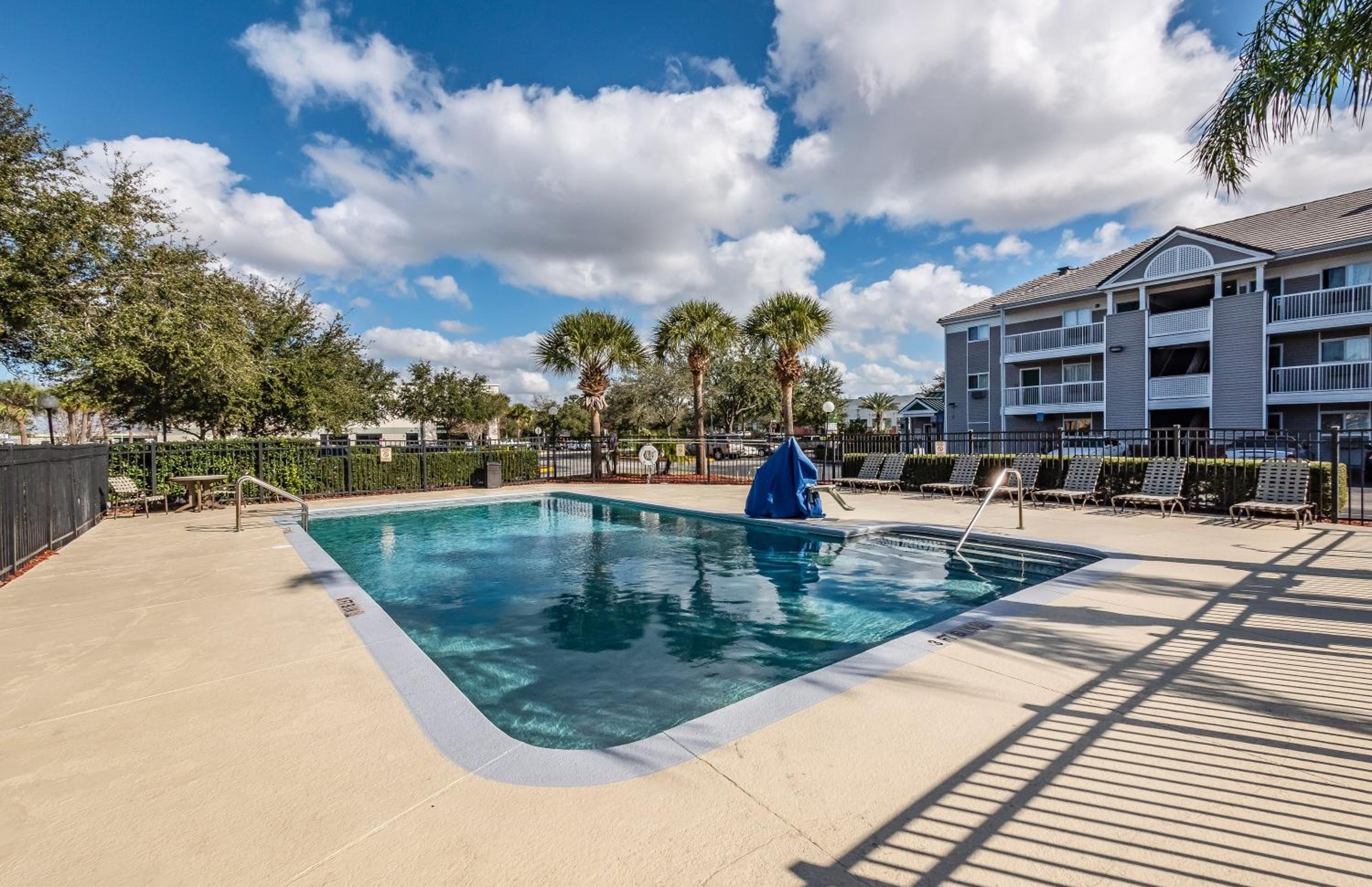 HomeTowne Studios by Red Roof Orlando South