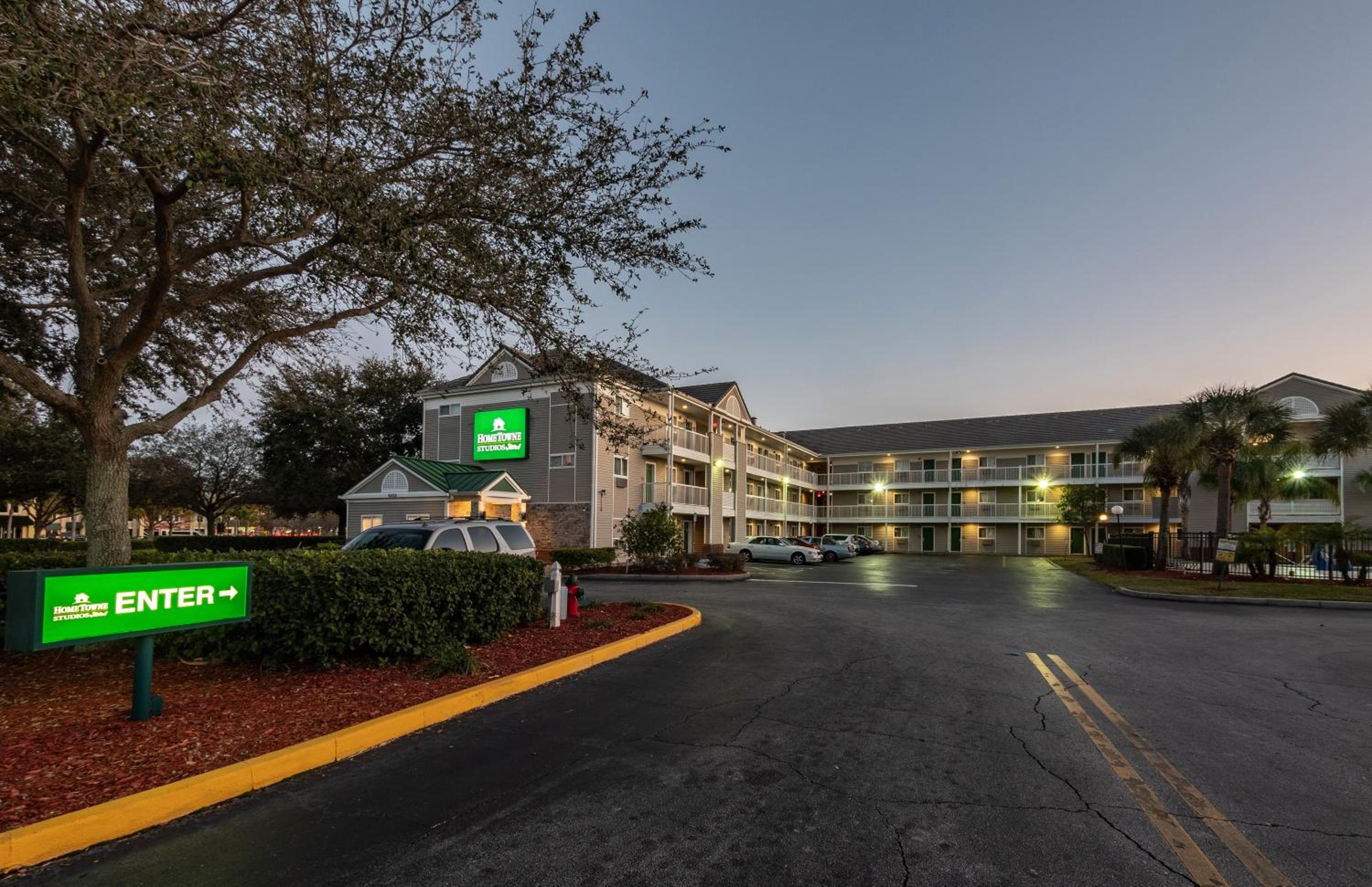 HomeTowne Studios by Red Roof Orlando South