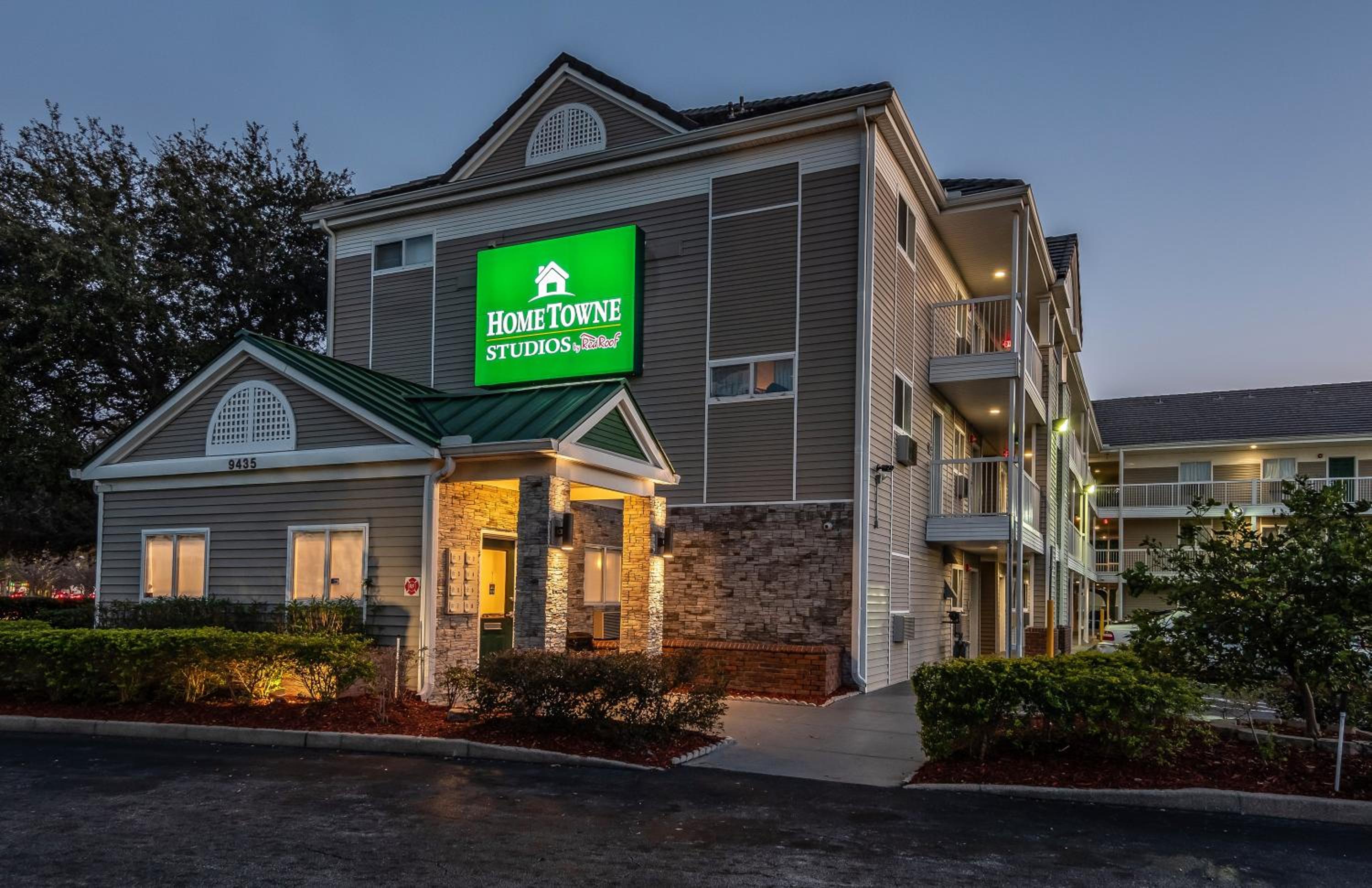 HomeTowne Studios by Red Roof Orlando South