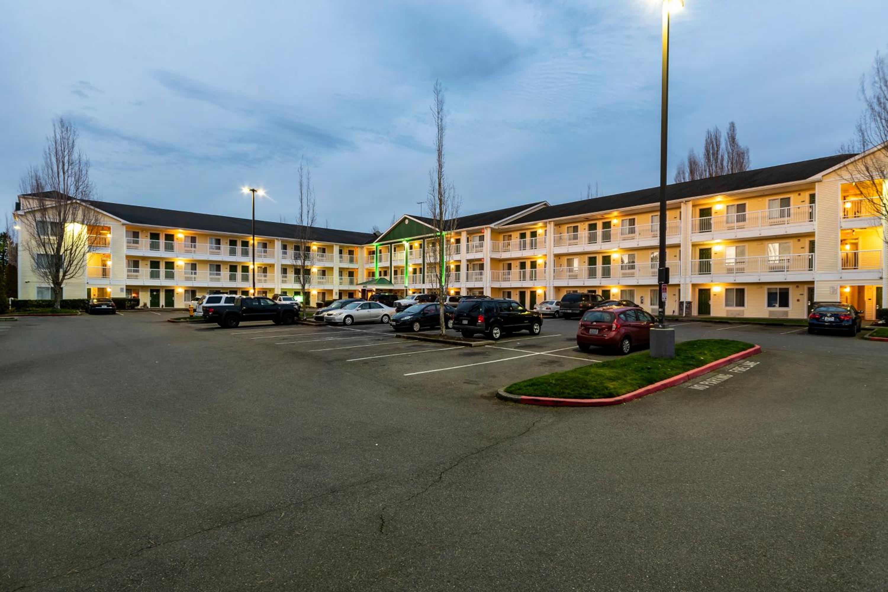HomeTowne Studios by Red Roof Seattle - Kent/Des Moines view 5