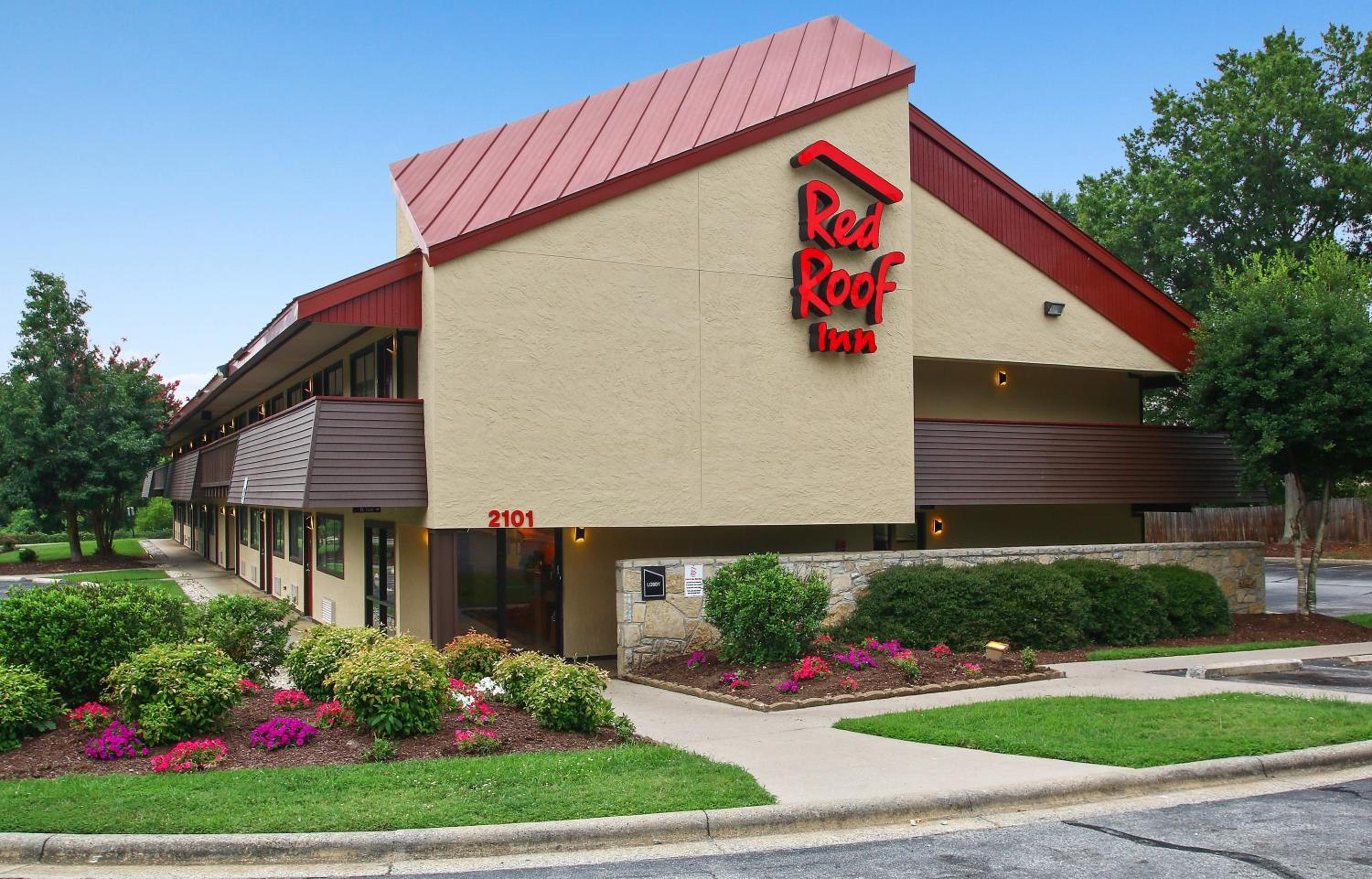 Hotel Red Roof Inn Greensboro Coliseum - Image 1
