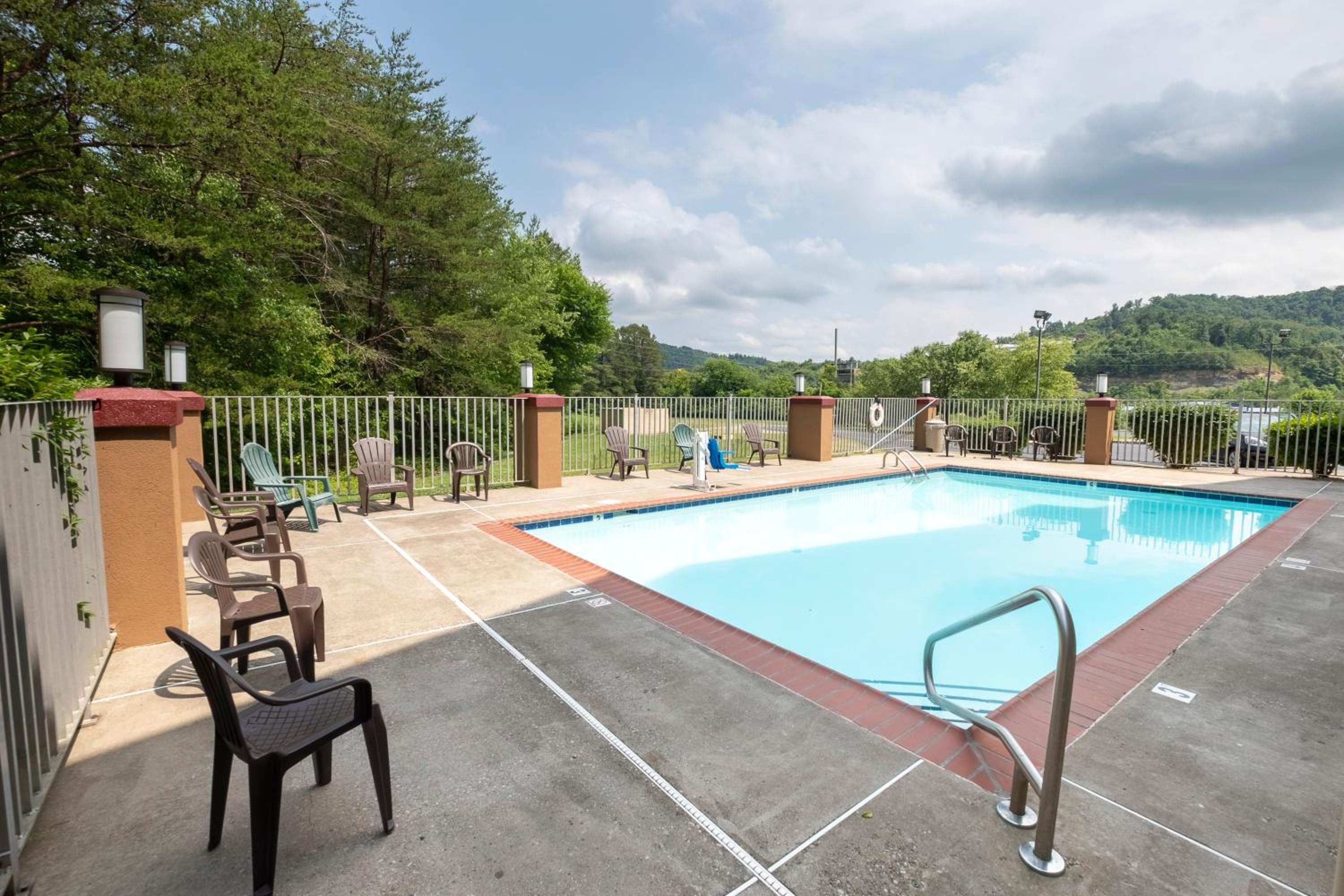 Corbin Vacations - Red Roof Inn Suites Corbin - Property Image 23