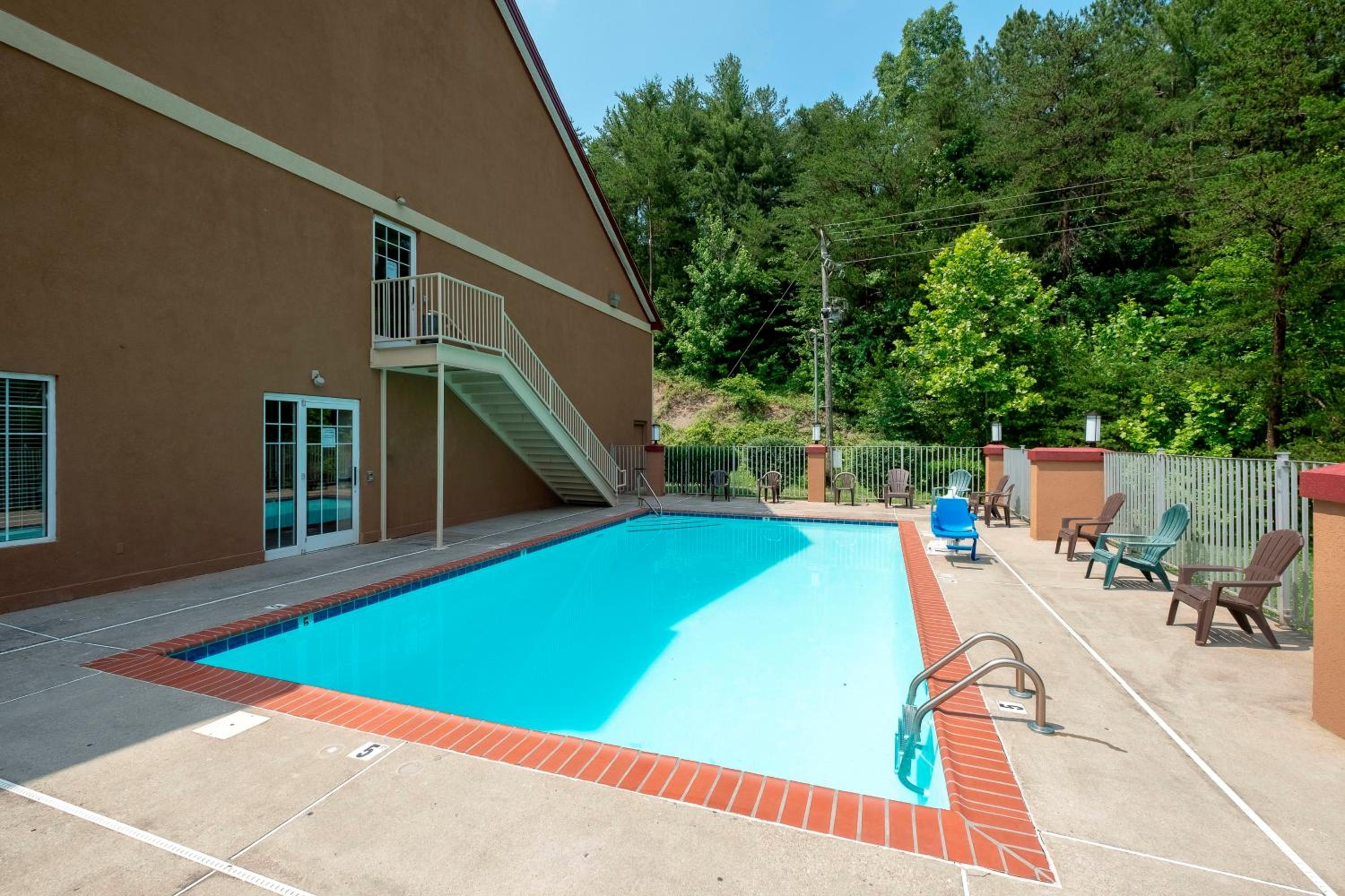 Corbin Vacations - Red Roof Inn Suites Corbin - Property Image 22