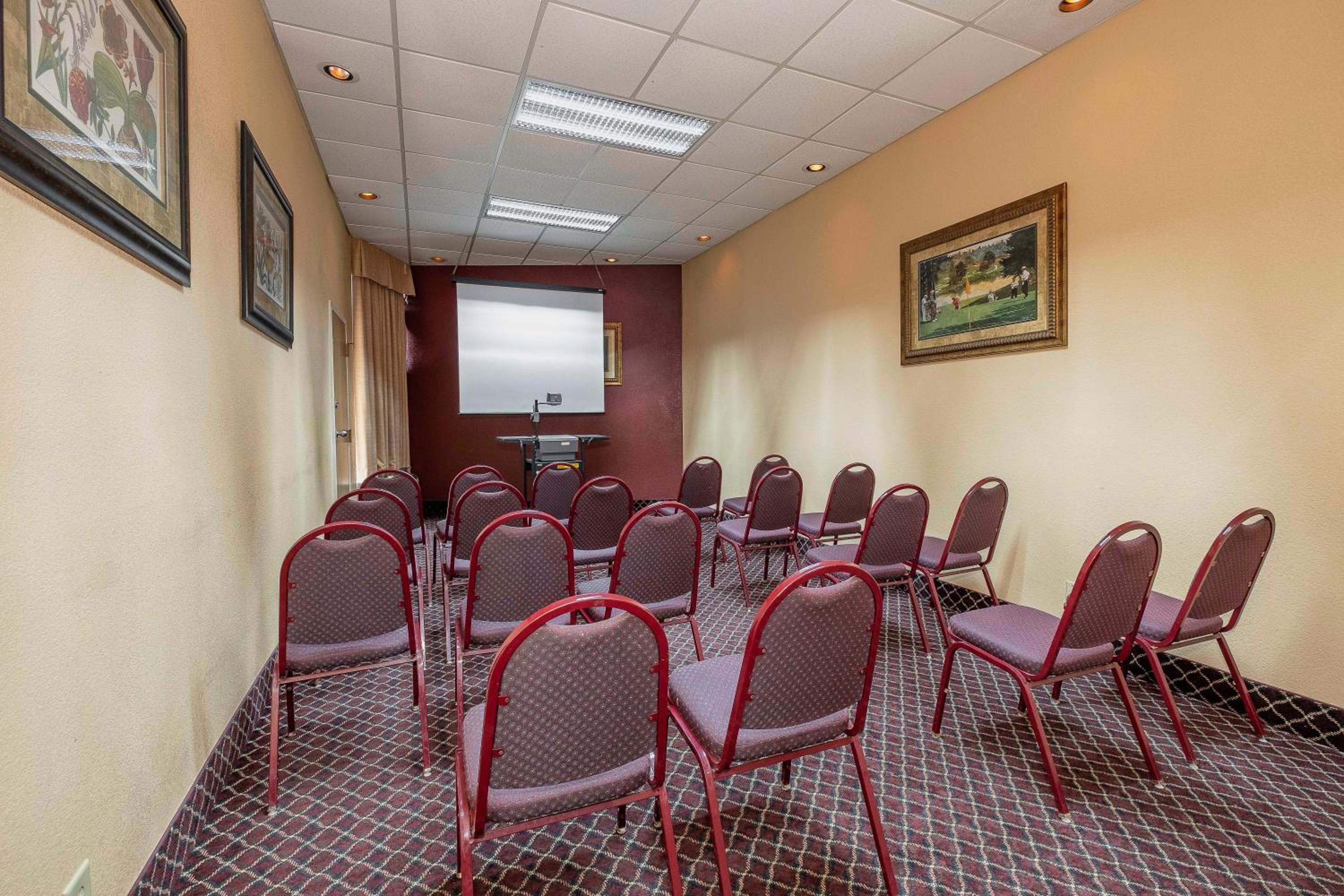 Macon Vacations - Red Roof Inn Suites Macon - Property Image 40
