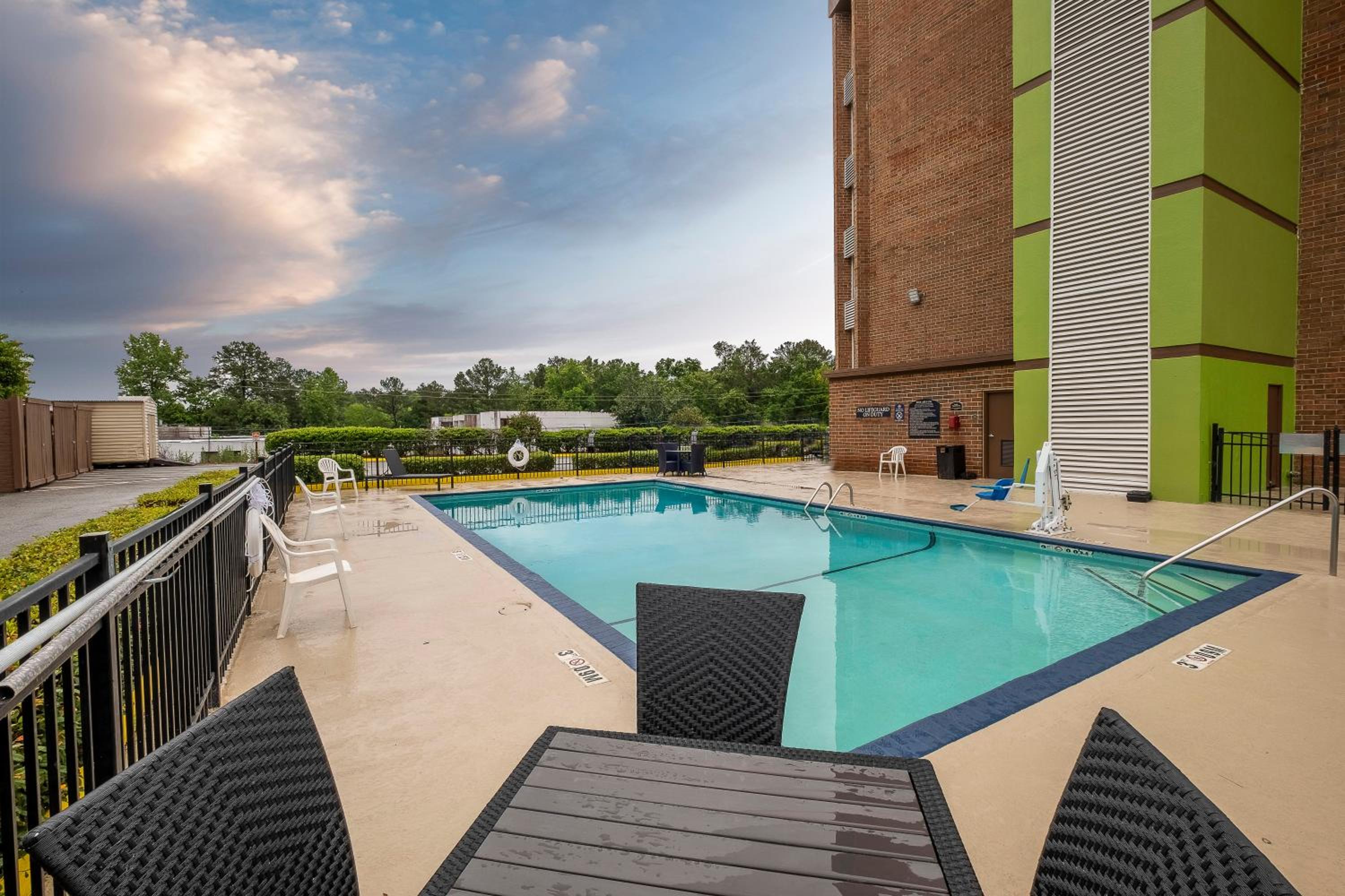 Macon Vacations - Red Roof Inn Suites Macon - Property Image 27