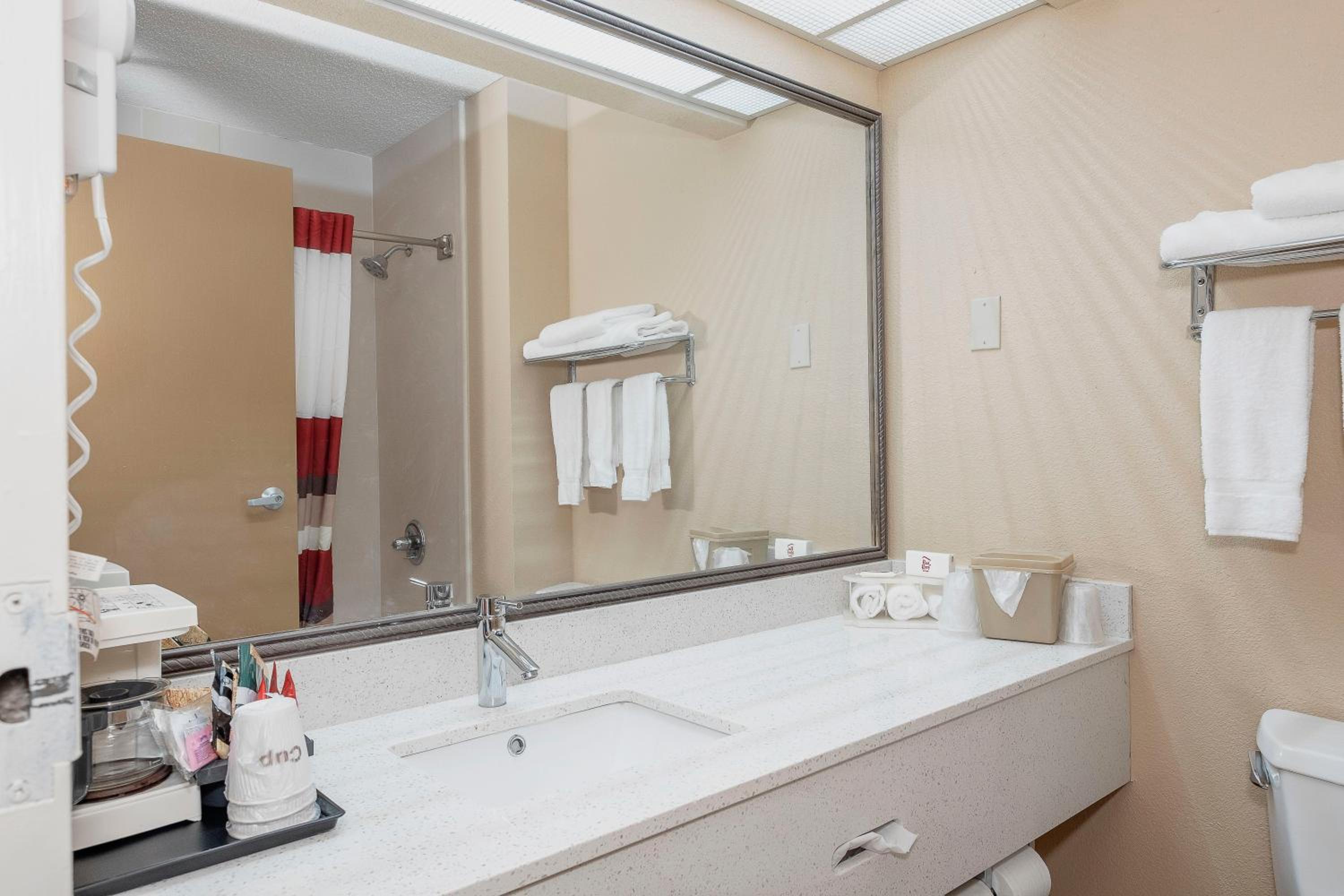 Macon Vacations - Red Roof Inn Suites Macon - Property Image 20