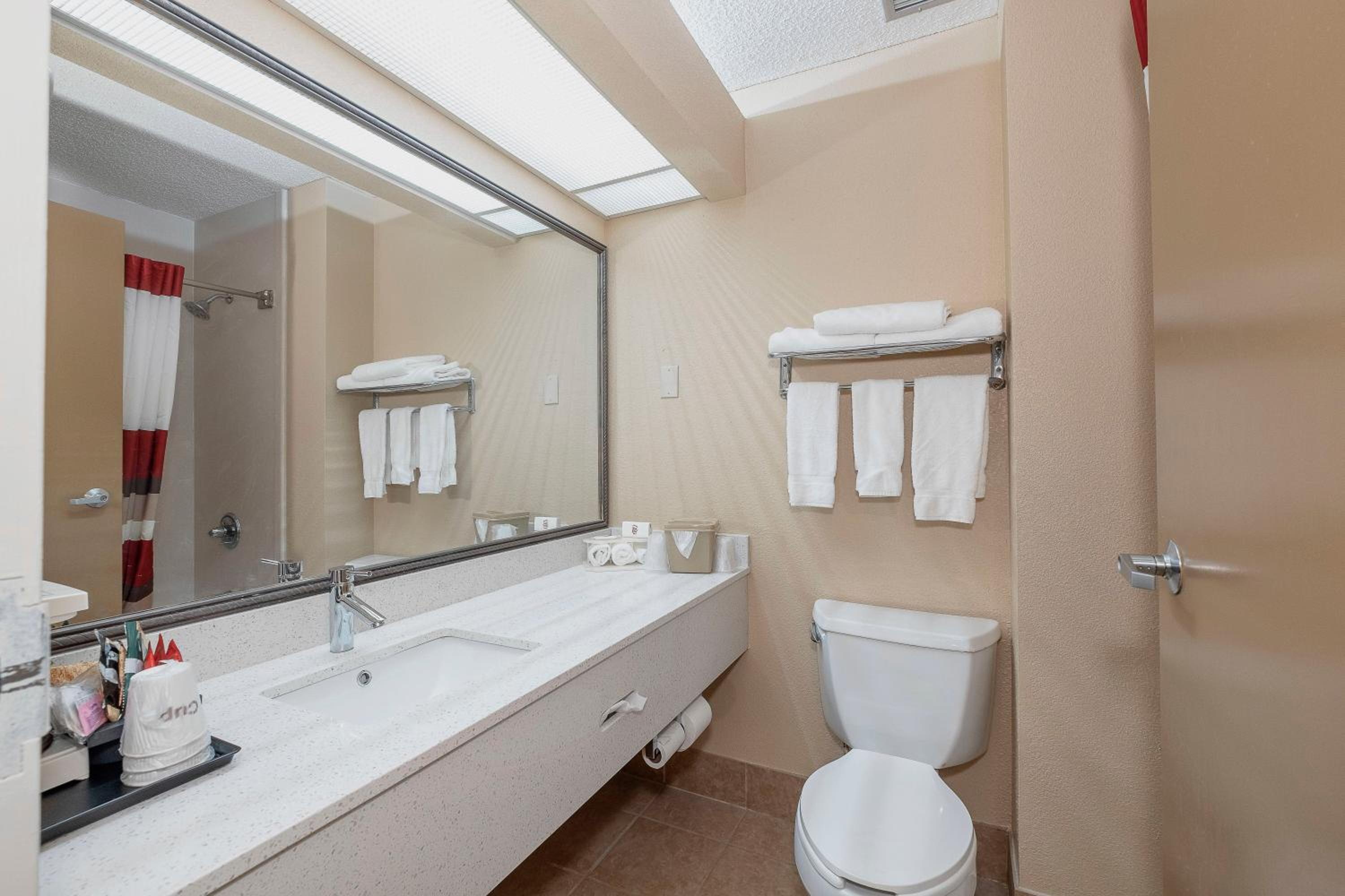 Macon Vacations - Red Roof Inn Suites Macon - Property Image 19