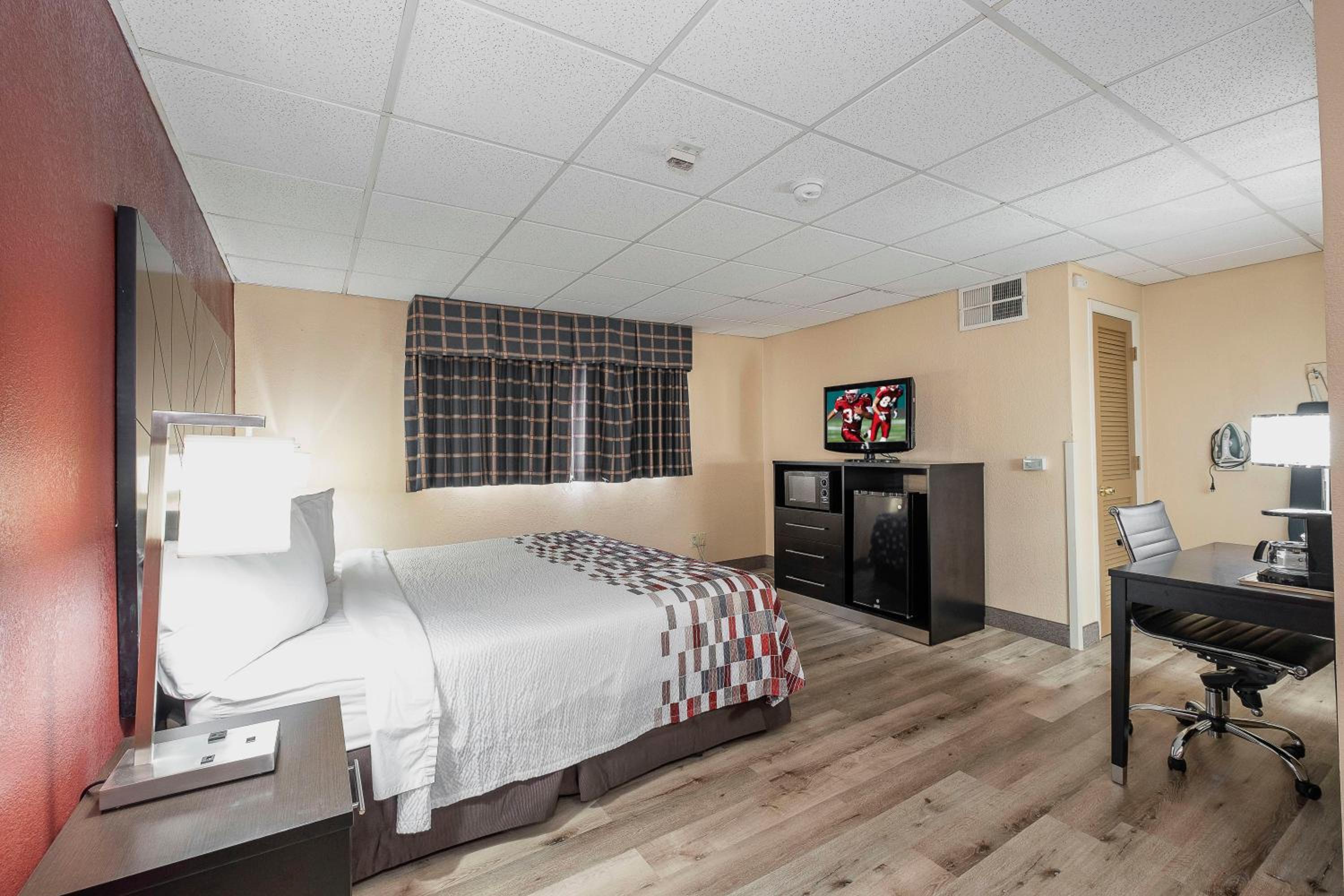 Macon Vacations - Red Roof Inn Suites Macon - Property Image 1