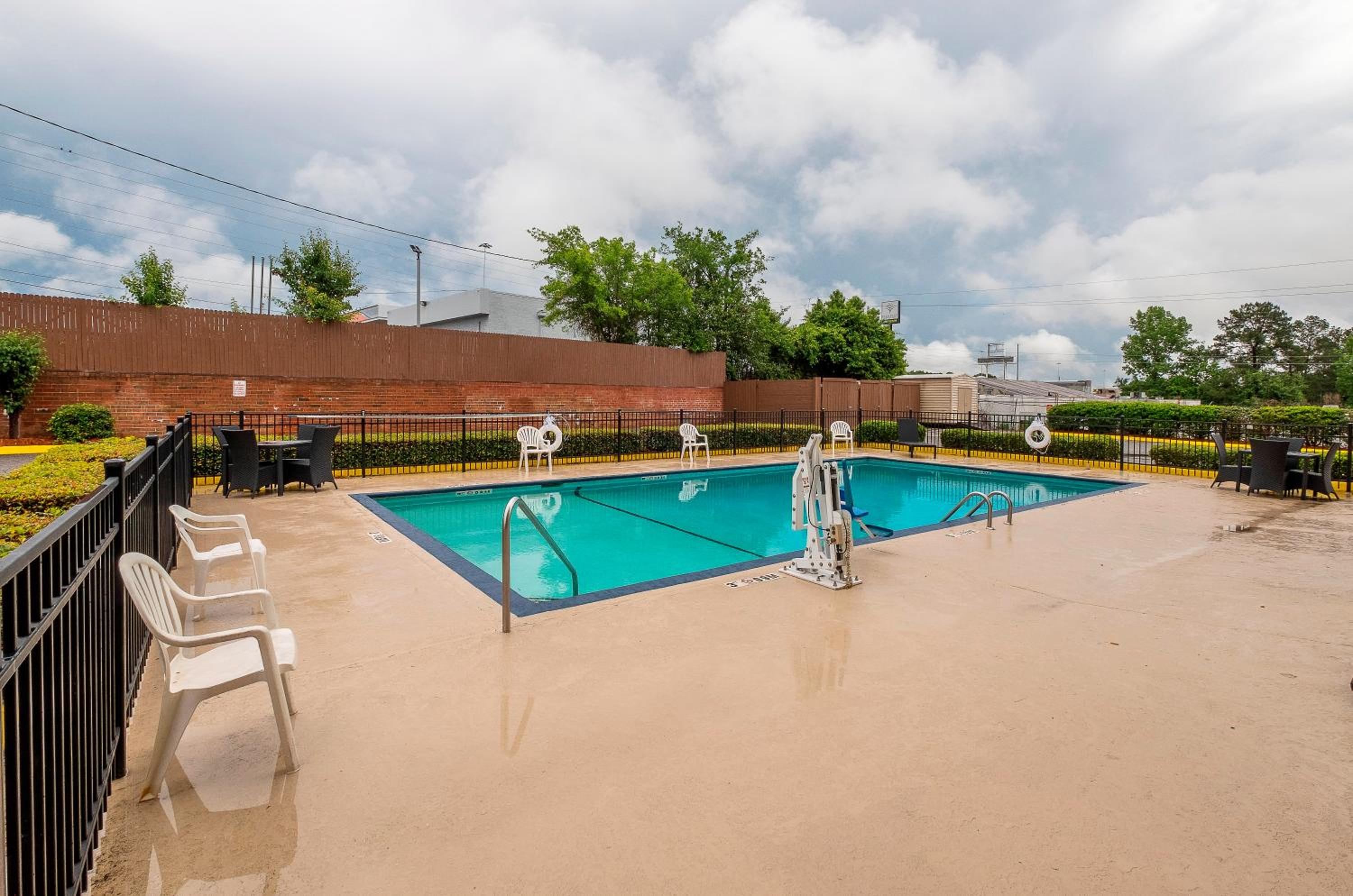 Macon Vacations - Red Roof Inn Suites Macon - Property Image 28