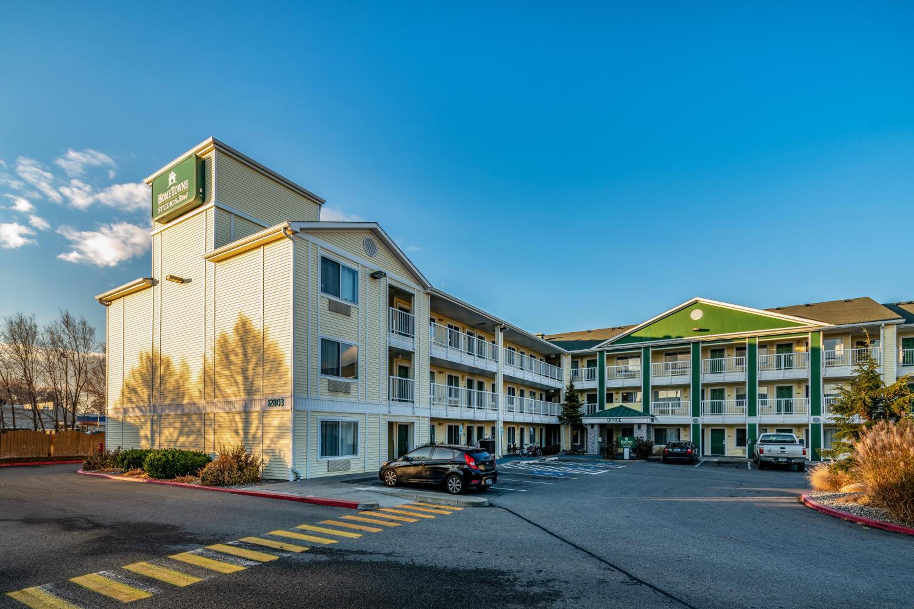 Hotel HomeTowne Studios by Red Roof Spokane - Valley - Image 1