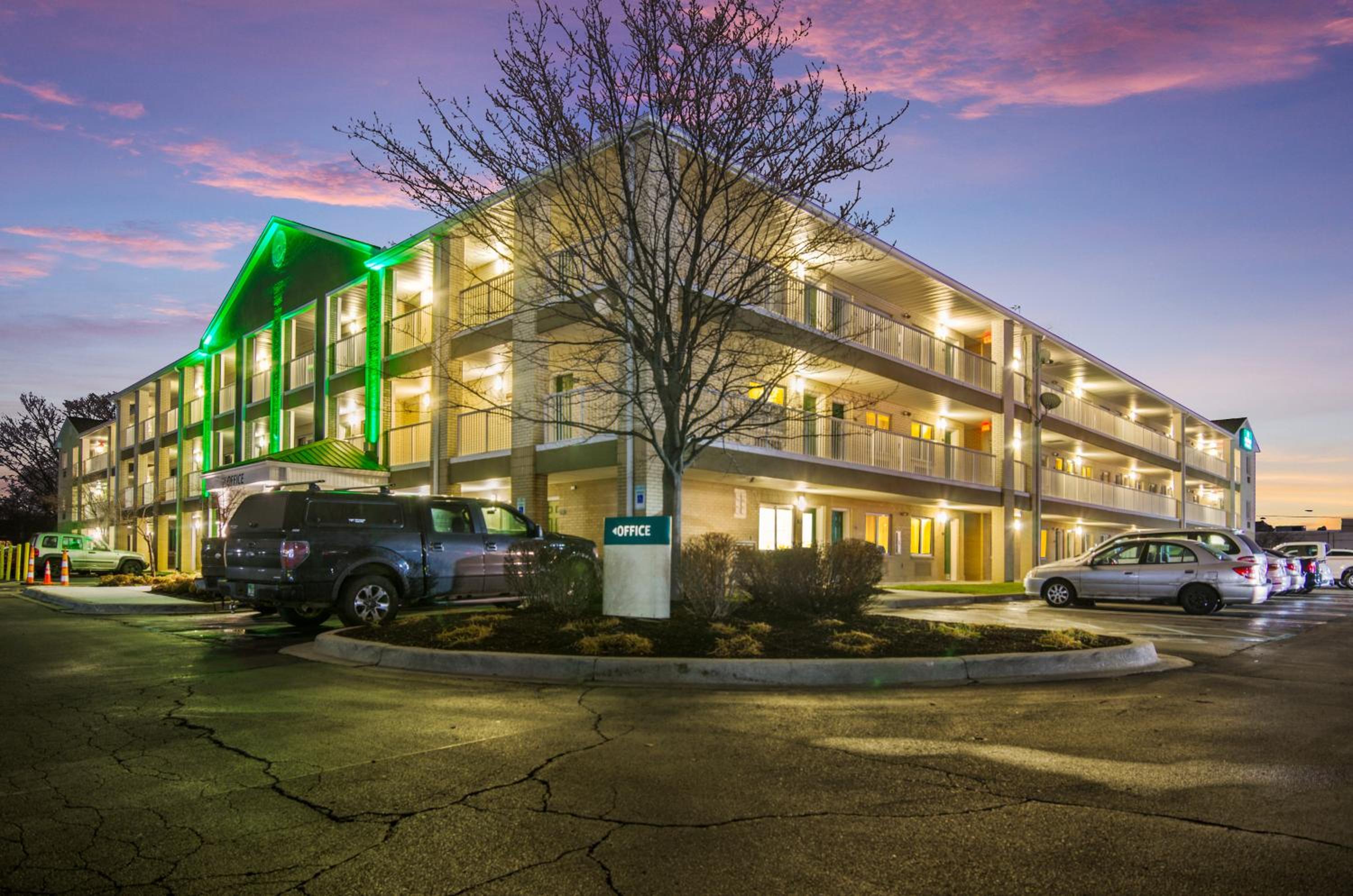 HomeTowne Studios by Red Roof Detroit - Livonia view 5