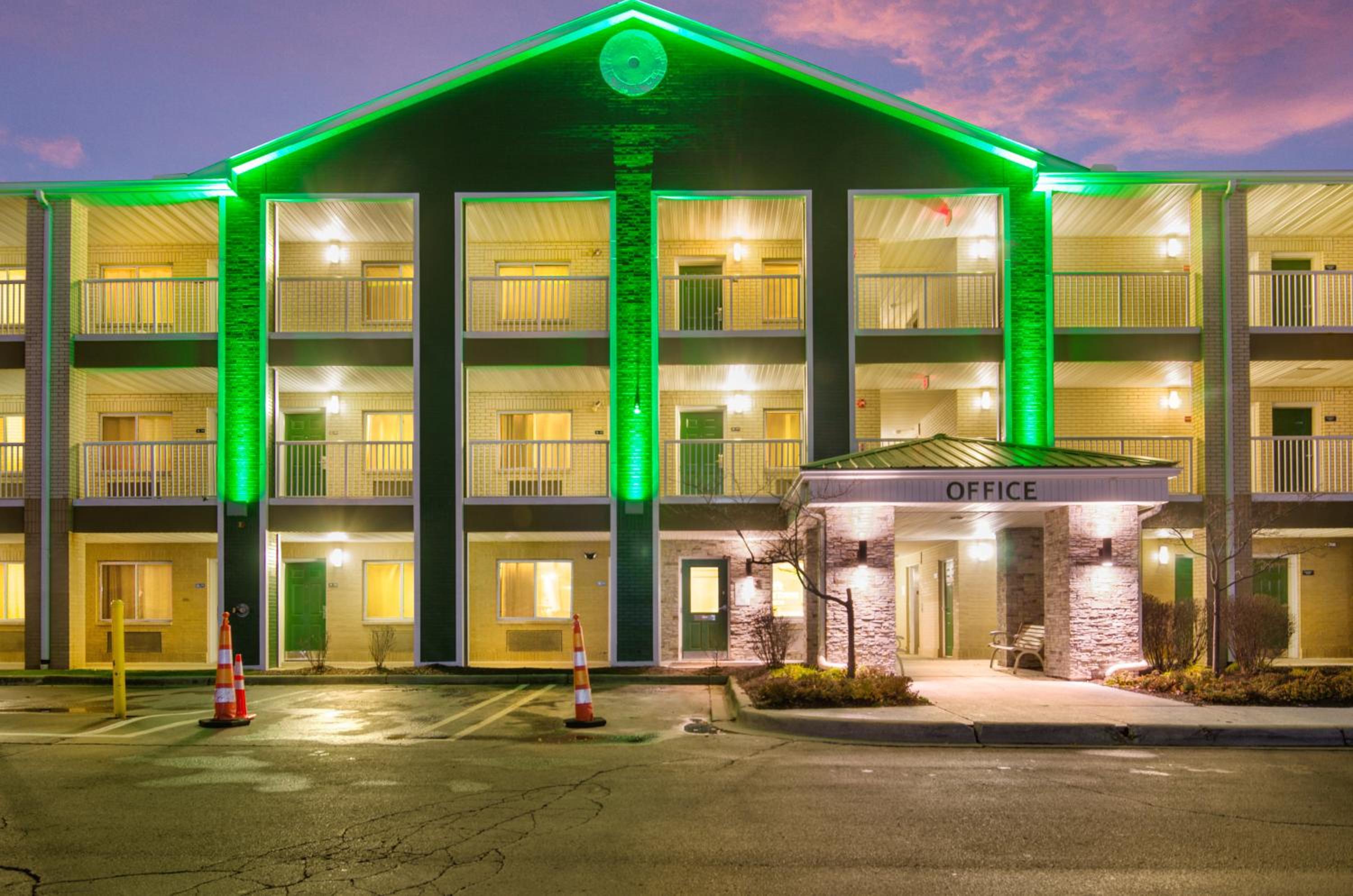 HomeTowne Studios by Red Roof Detroit - Livonia view 4