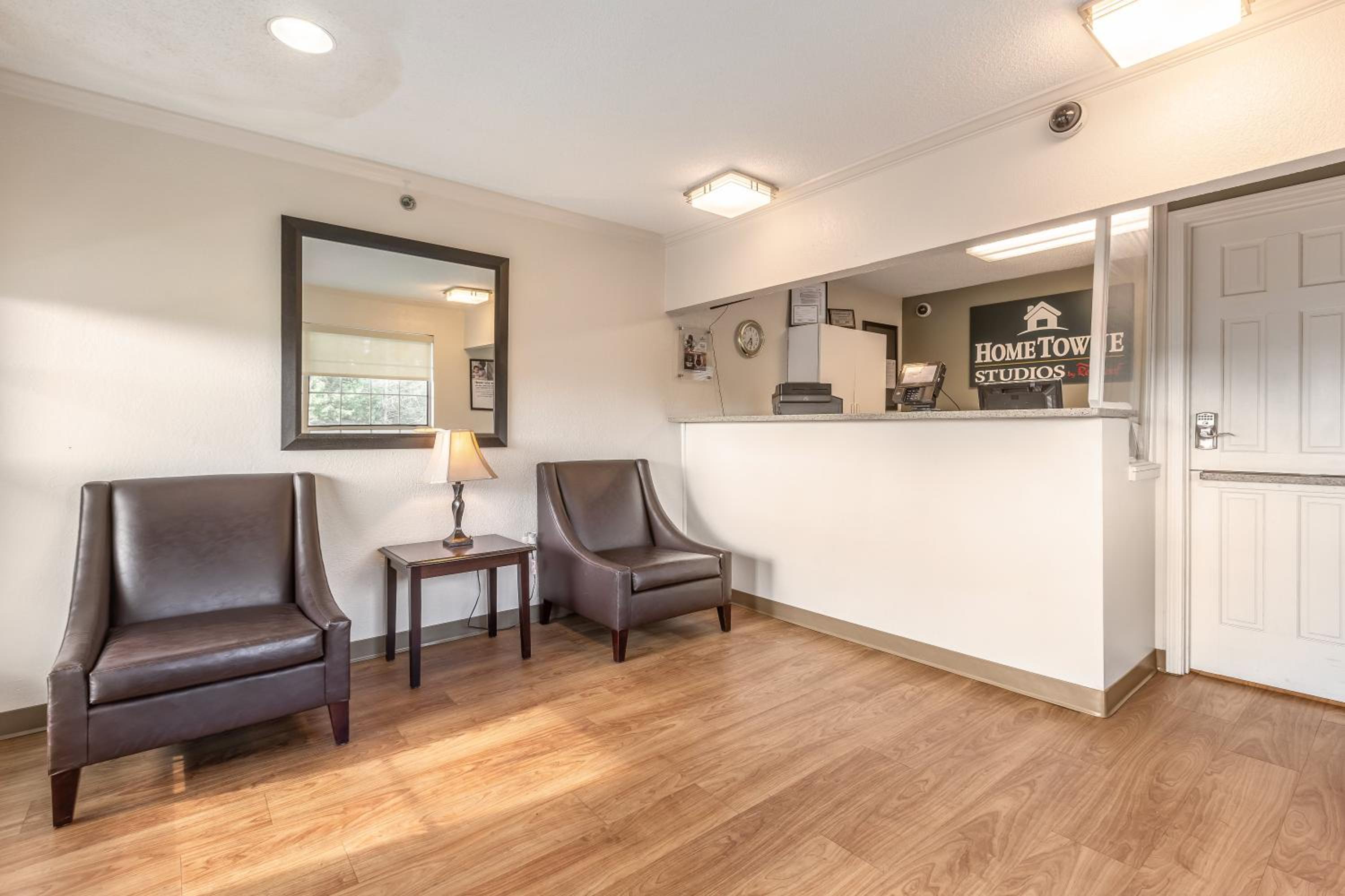 HomeTowne Studios by Red Roof Atlanta - Norcross South, Bilde 8