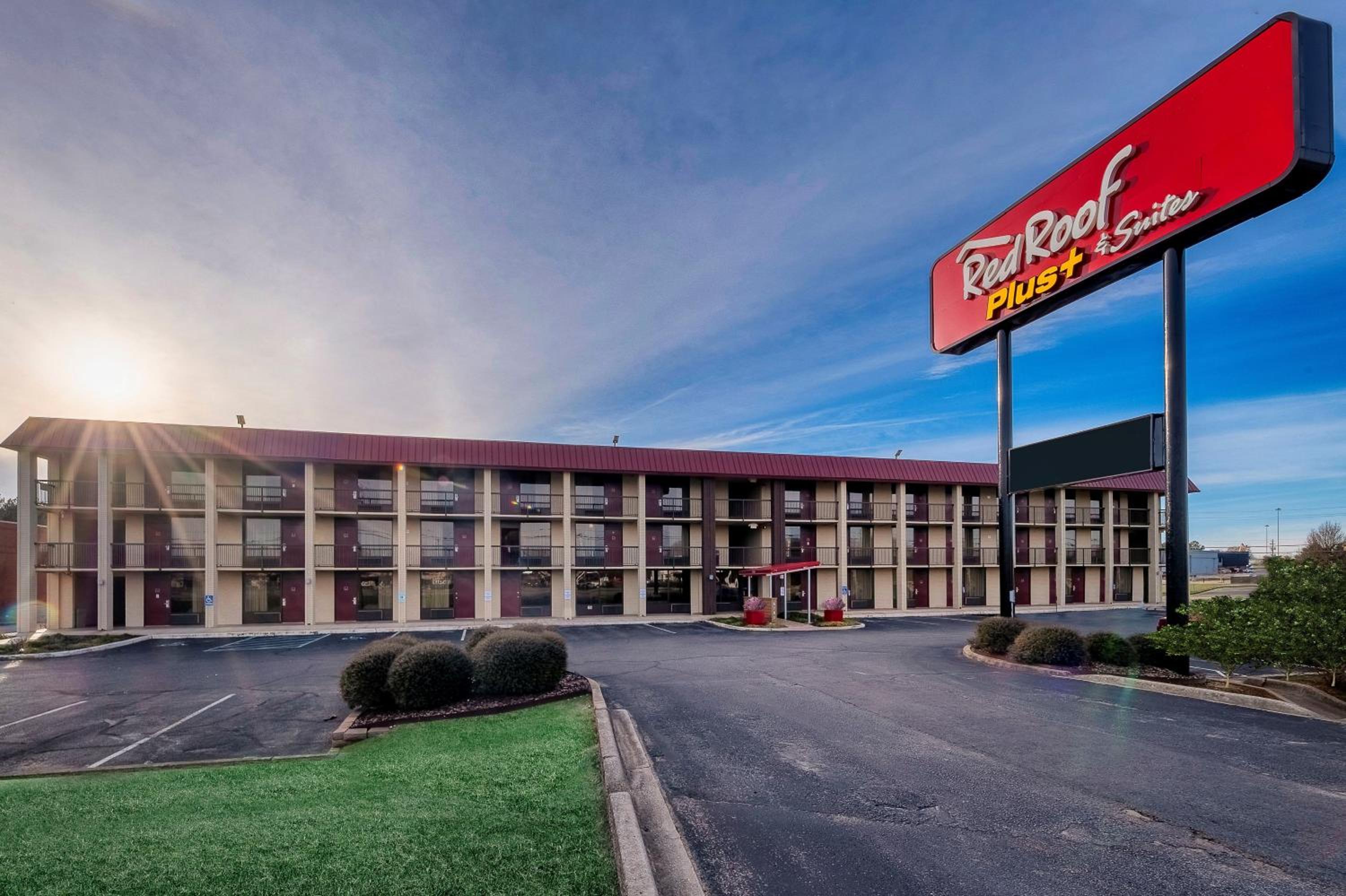 Hotel Red Roof Inn PLUS+ Huntsville – Madison - Image 1