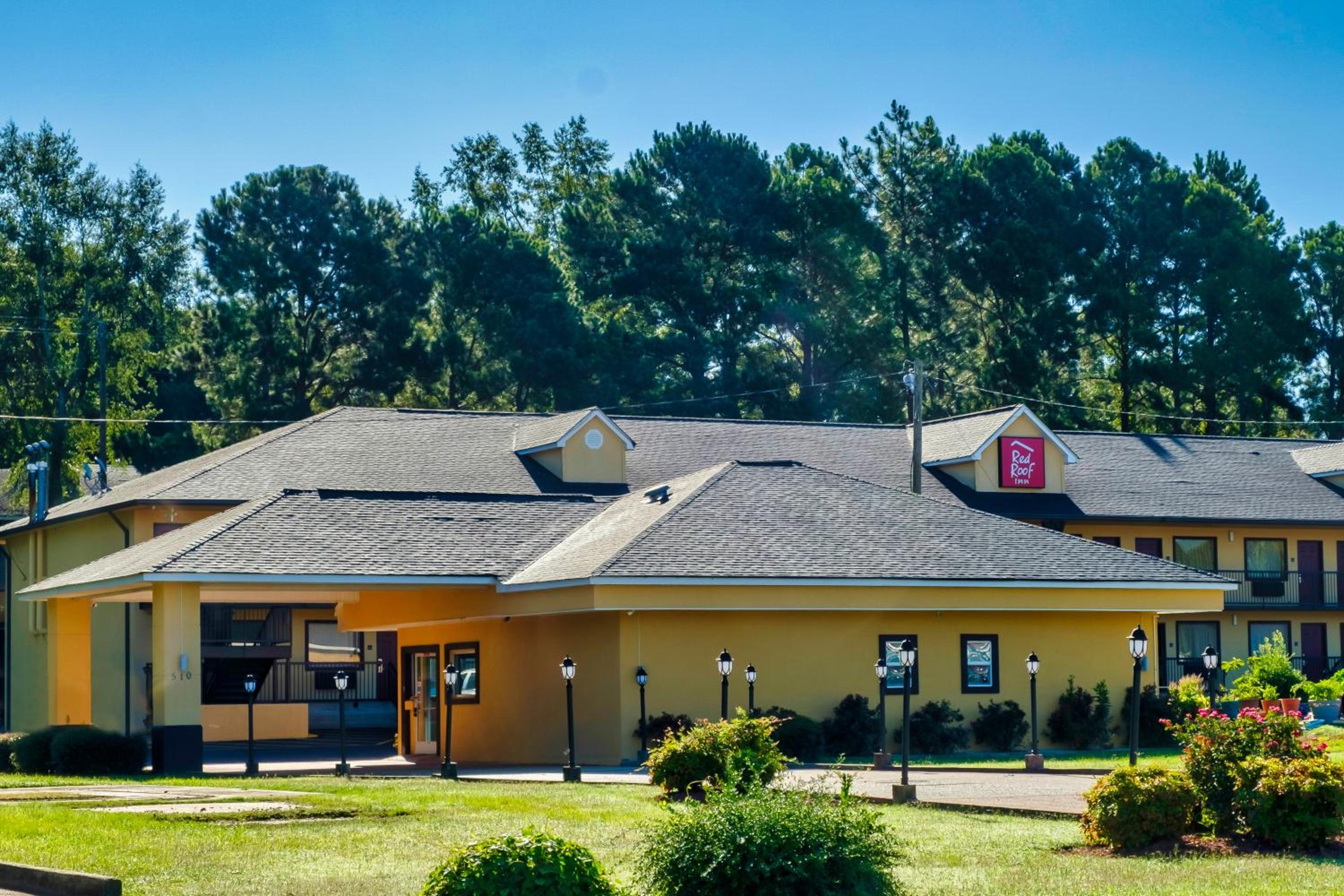 Red Roof Inn Columbus, MS view 3