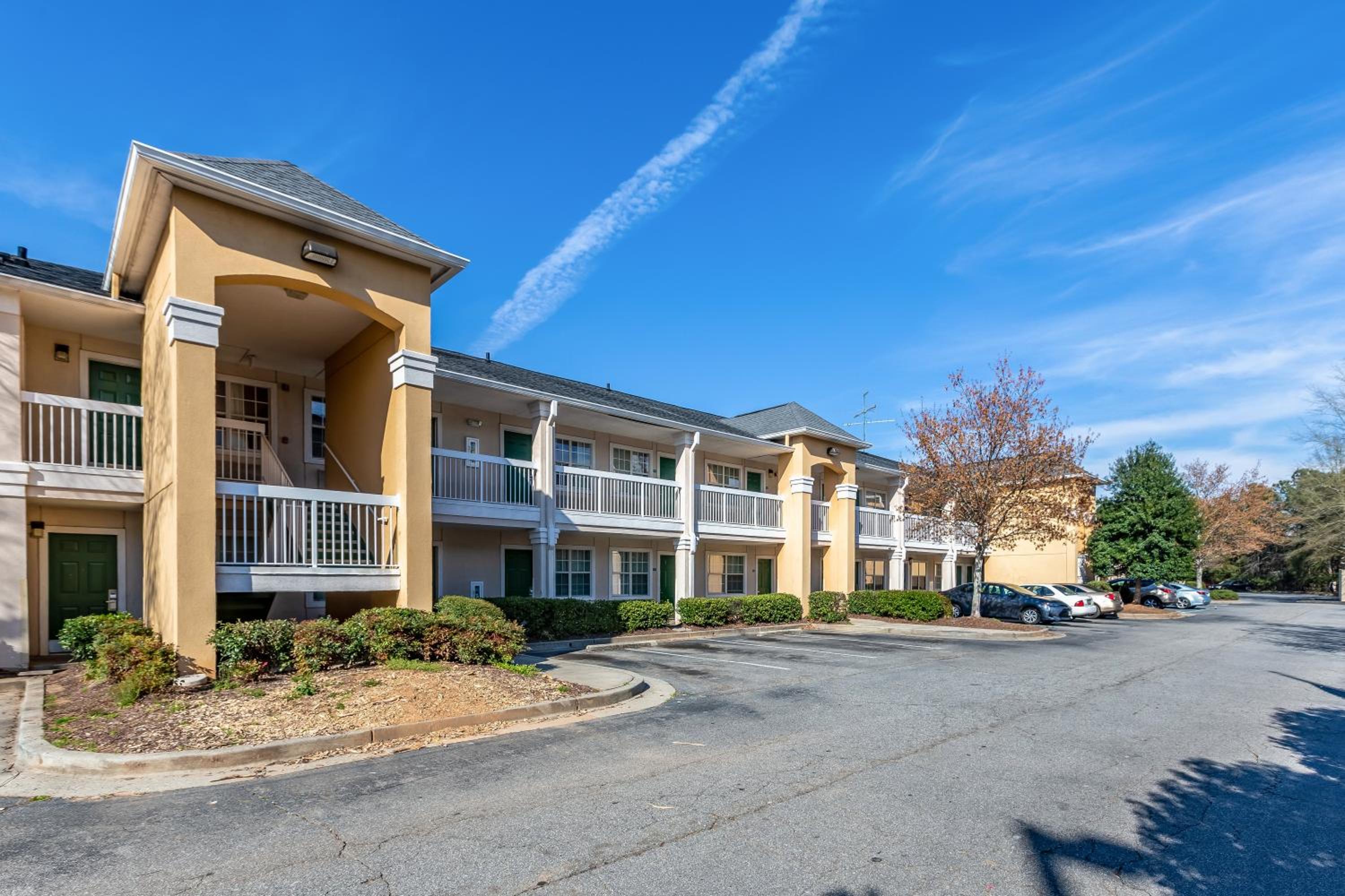 HomeTowne Studios by Red Roof Atlanta - Peachtree Corners