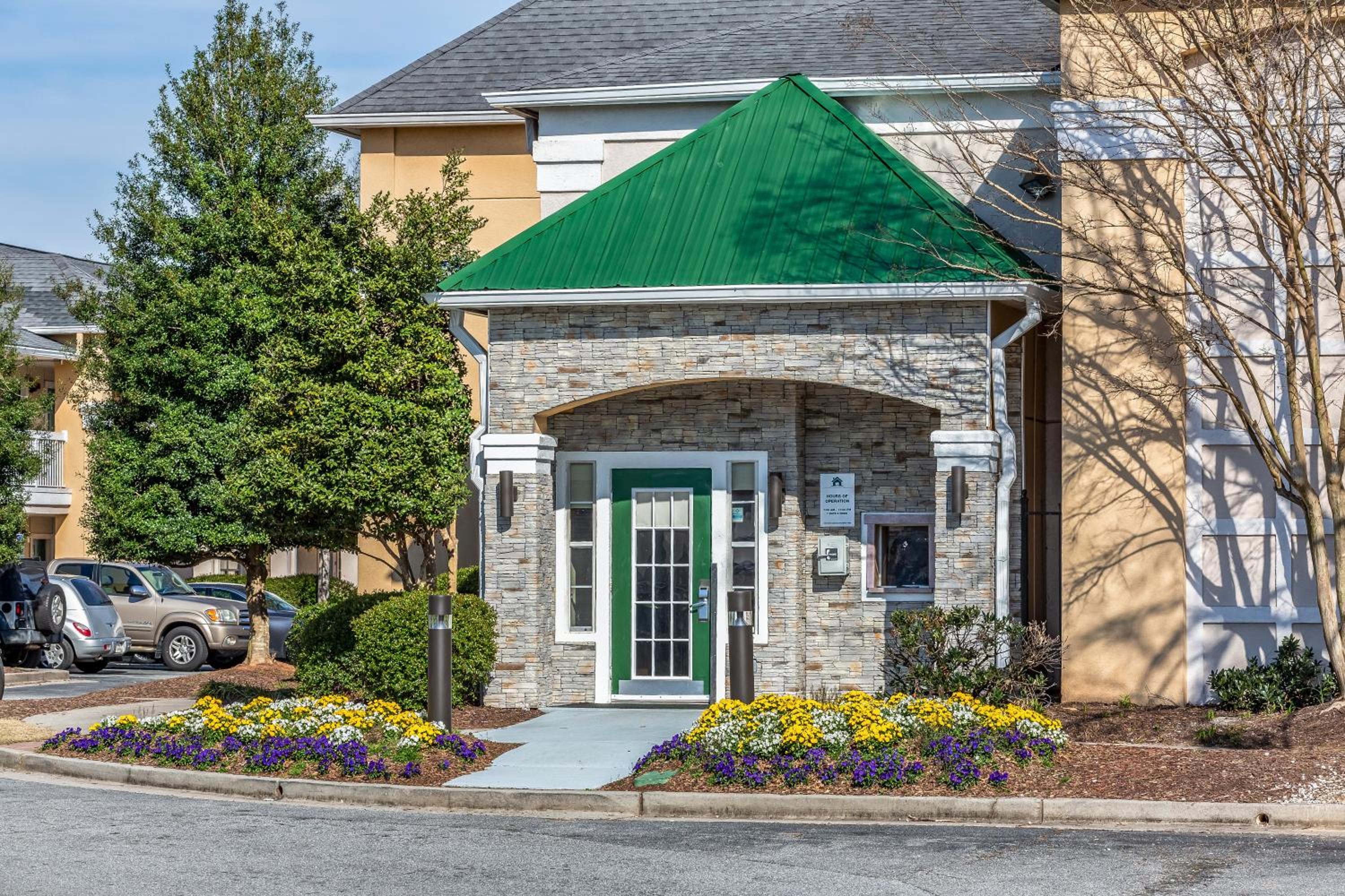 HomeTowne Studios by Red Roof Atlanta - Peachtree Corners view 3