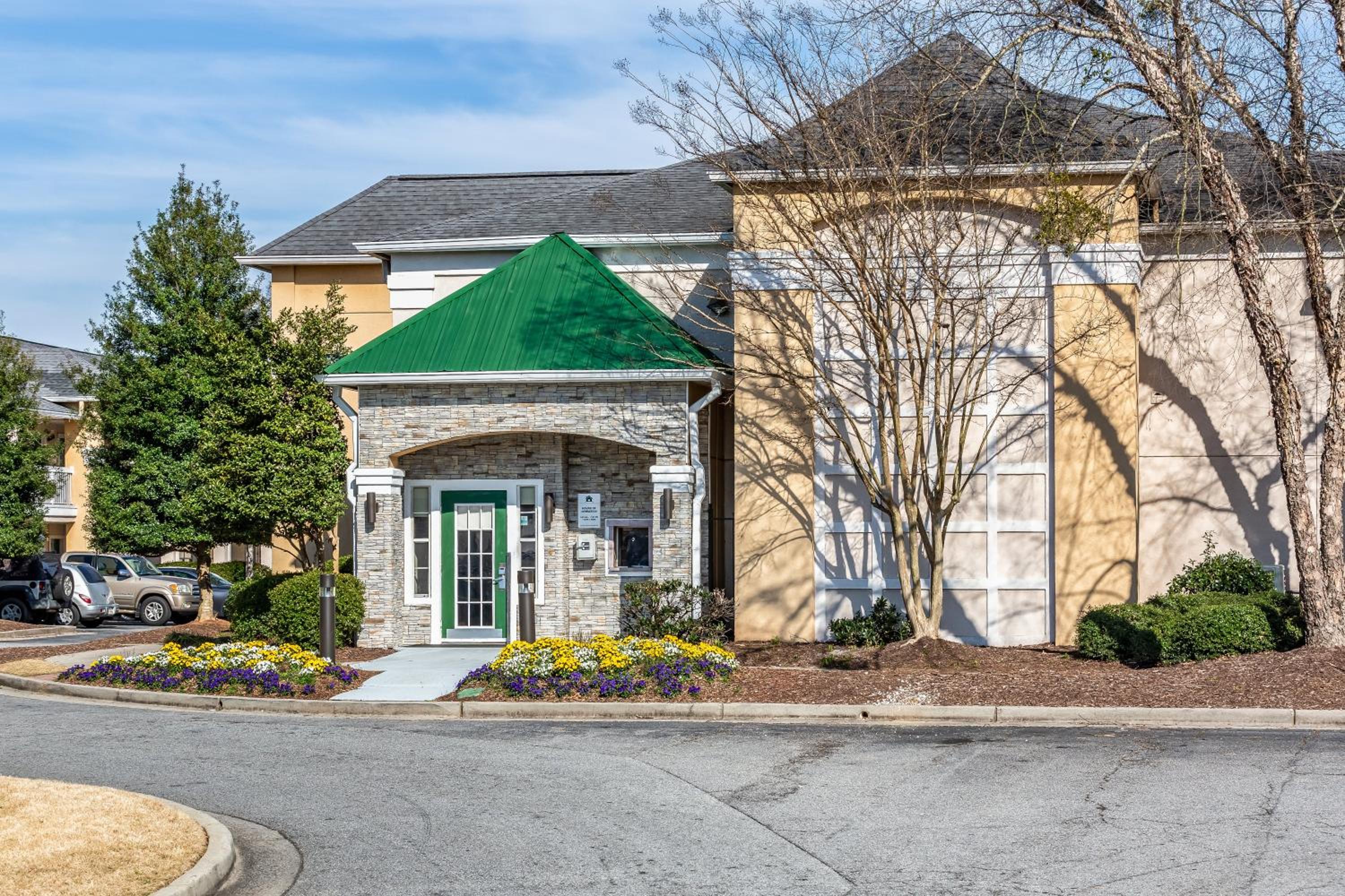 HomeTowne Studios by Red Roof Atlanta - Peachtree Corners view 4