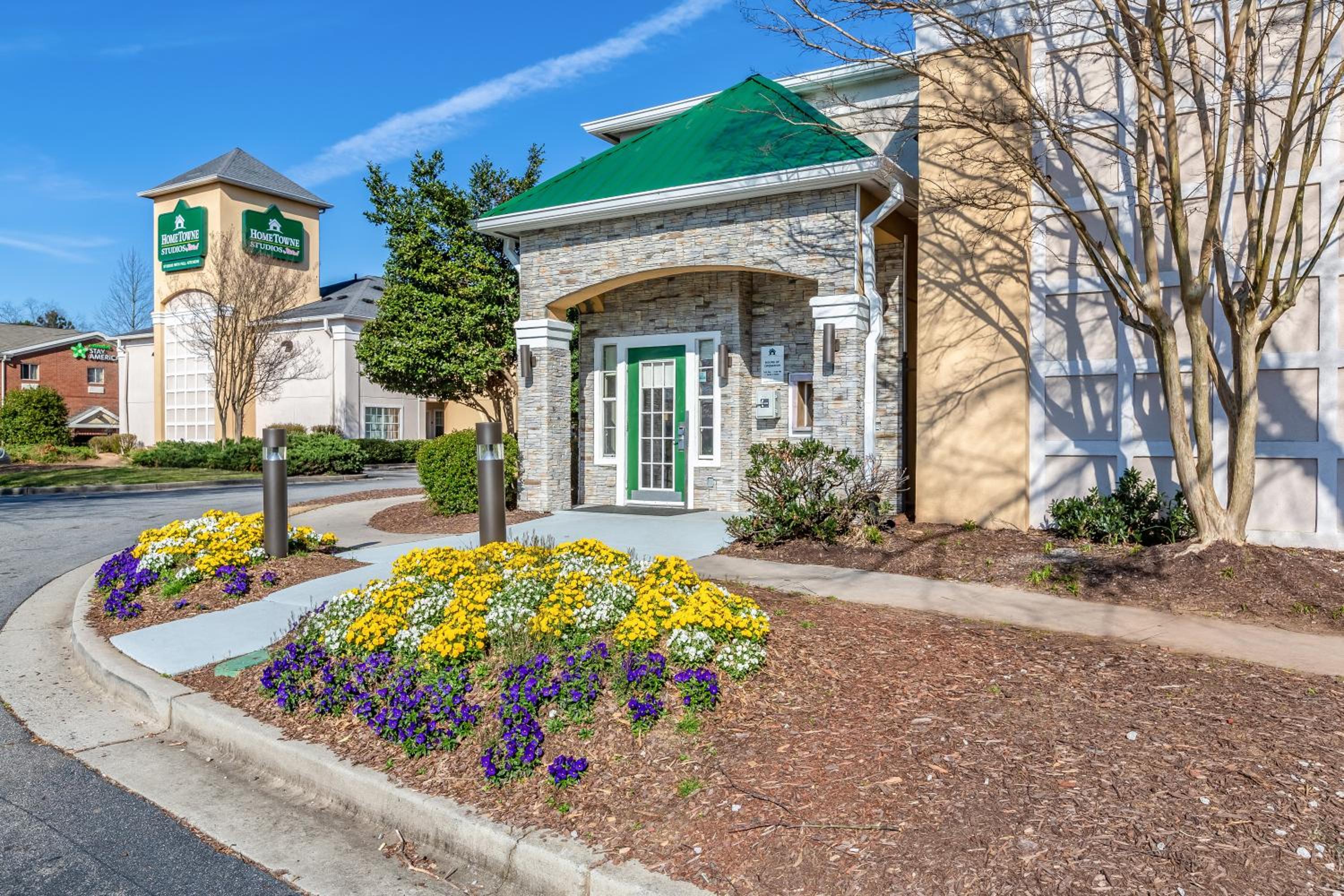 HomeTowne Studios by Red Roof Atlanta - Peachtree Corners view 5