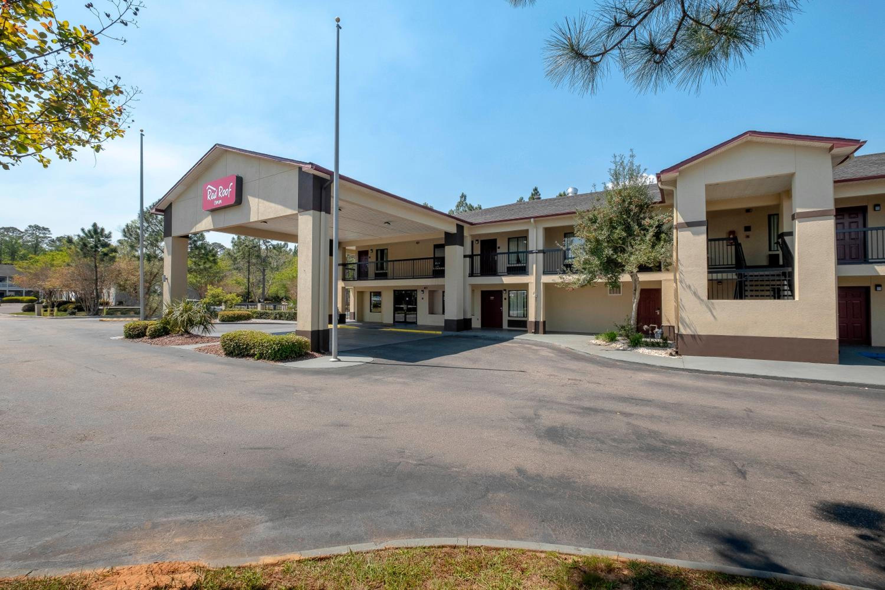 Hotel Red Roof Inn Gulf Shores - Image 1