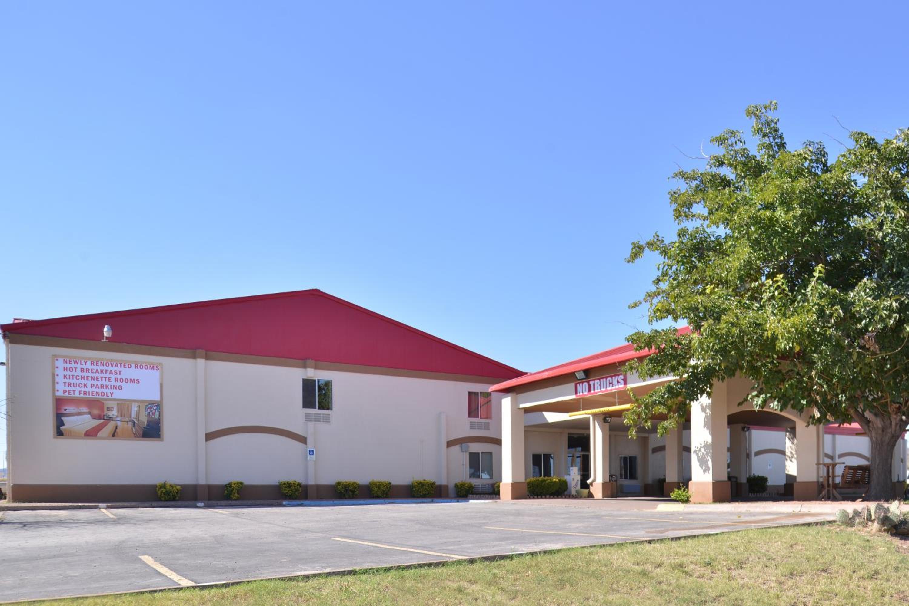Van Horn Vacations - Red Roof Inn Van Horn - Property Image 9