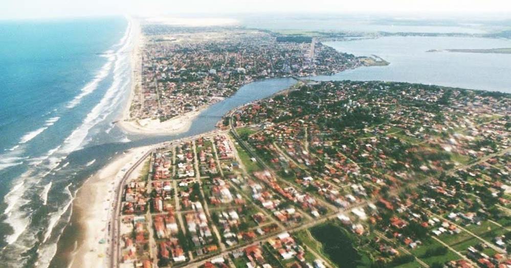 Casa na beira da lagoa com piscina e rampa para embarcações