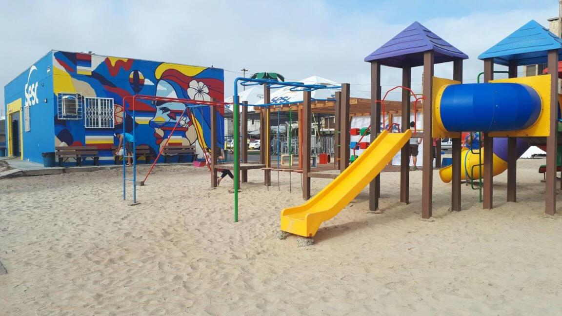 Casa na beira da lagoa com piscina e rampa para embarcações