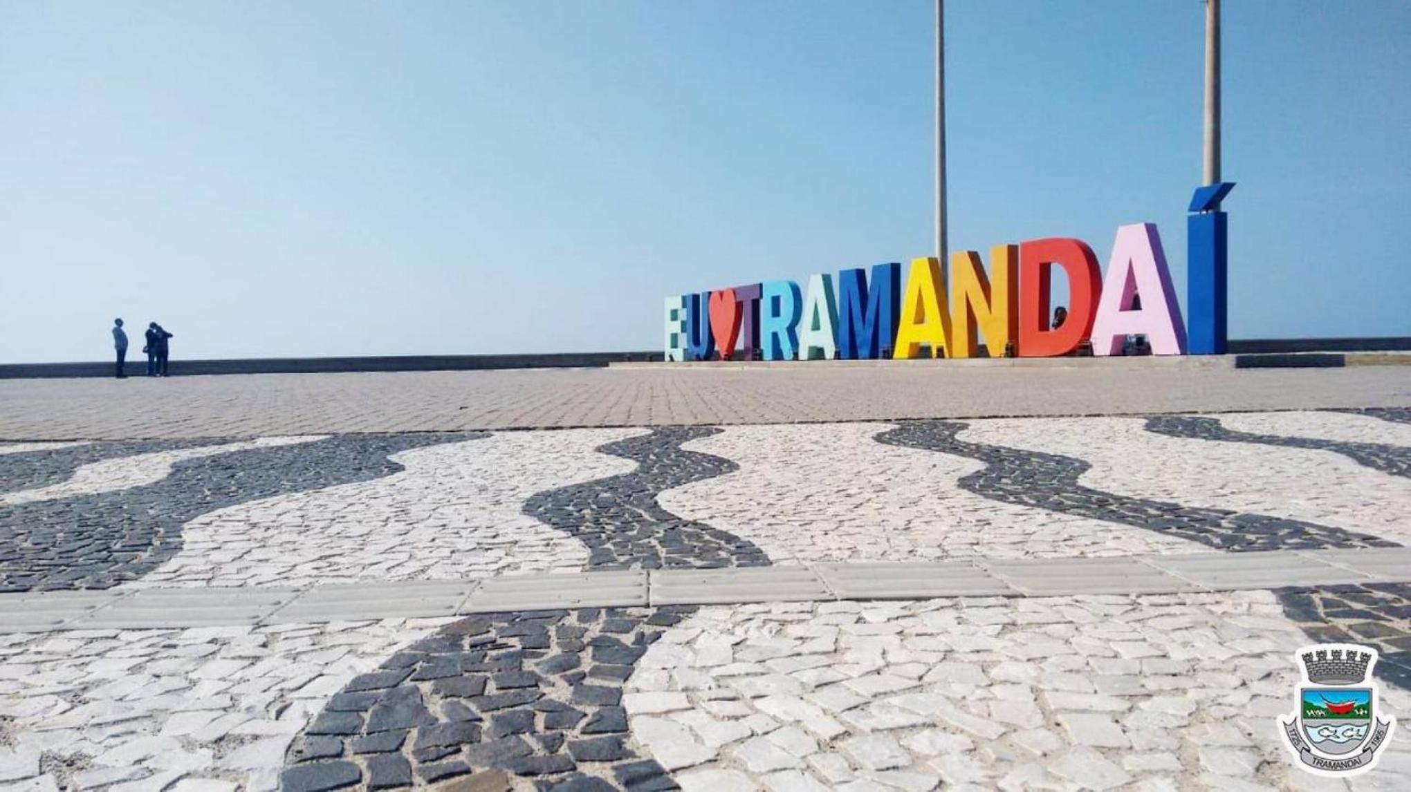 Casa na beira da lagoa com piscina e rampa para embarcações