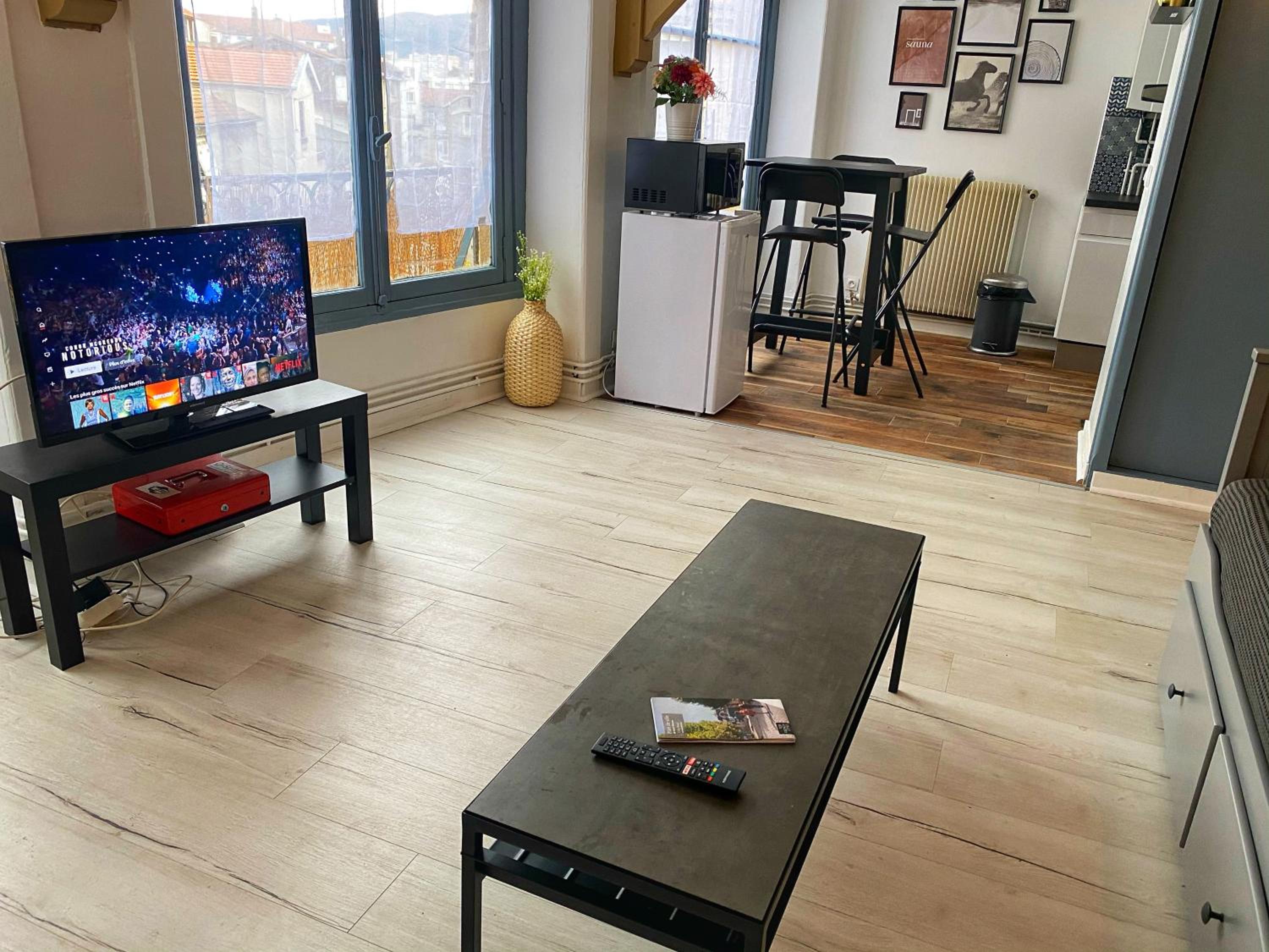 015 CHIC & COSY STUDIO 41m2 HYPERCENTRE WIFI SMART TV NETFLIX