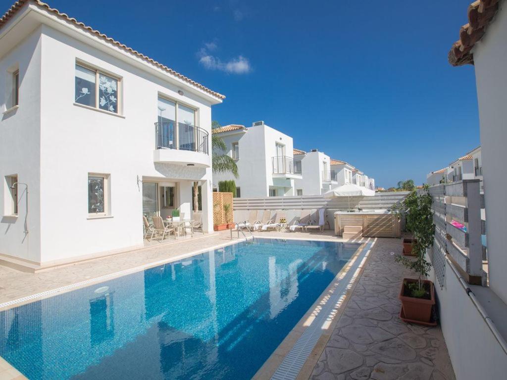 Villa Foros Dyo - Modern 3 Bedroom Pernera Villa with Pool - Close to all Amenities view 2