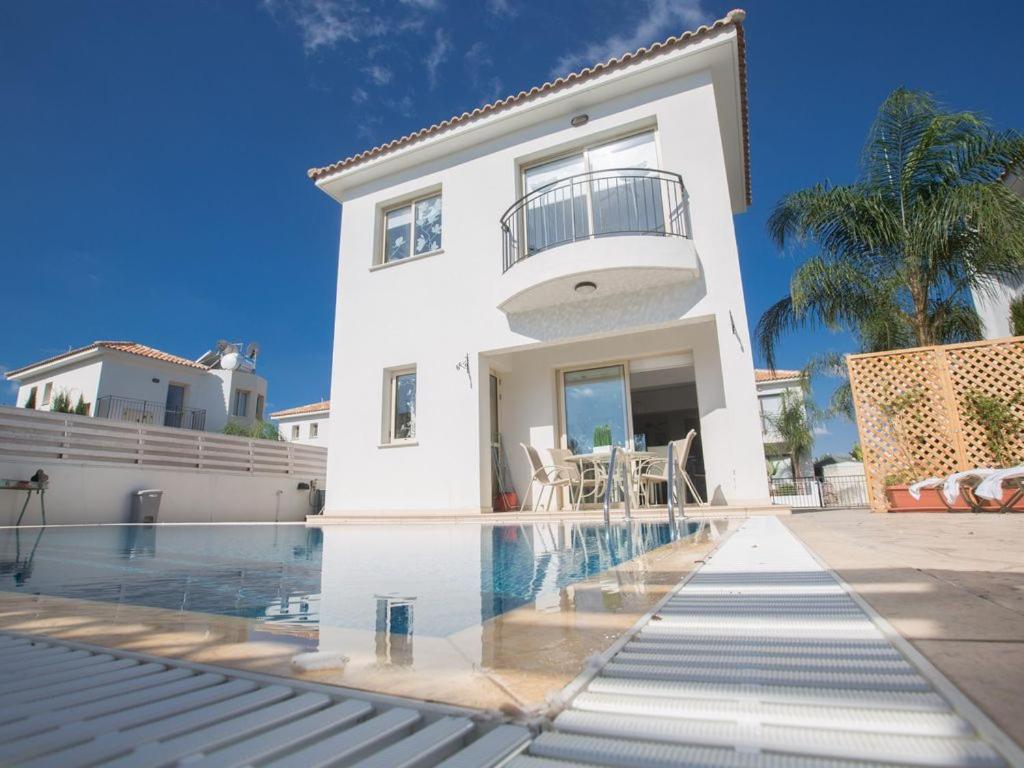 Villa Foros Dyo - Modern 3 Bedroom Pernera Villa with Pool - Close to all Amenities view 3